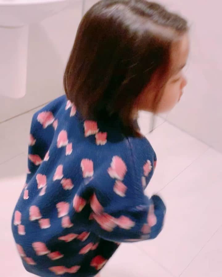 イ・ユンジのインスタグラム：「나와라 #궁둥이파워~~~~!! #월요일아침#유치원휴교령#주말다음또주말 물러가라바이러스야 우리아이들뛰놀게.. 제발.」