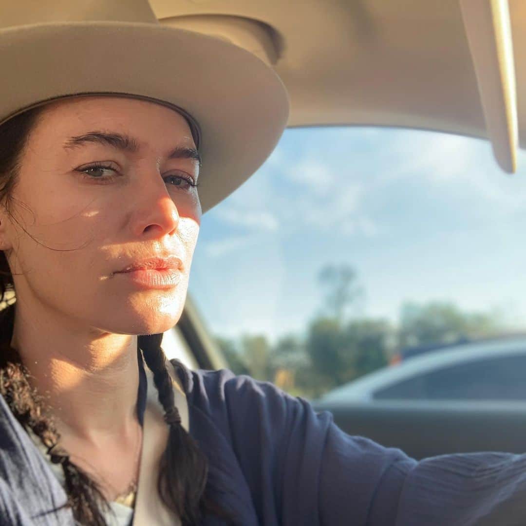 レナ・ヘディのインスタグラム：「We may not have won the Bafta BUT I have a @nickfouquet hat ... so there’s that #lonesomecowboy」