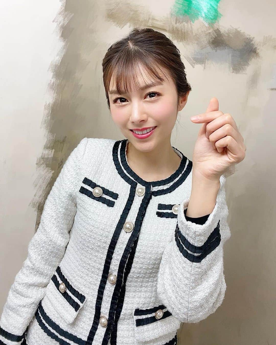 麻衣愛のインスタグラム：「時差投稿。 . 先月の舞台の衣装!! 社長さんが着ていそうなセットアップですね☺️💕白だからご飯とかお菓子こぼさないようにするの大変だった〜（衣装でご飯を食べてはいけません） . #衣装 #舞台 #舞台衣装 #セットアップ #白コーデ #アイドル #idol #ゑんら絵巻2」