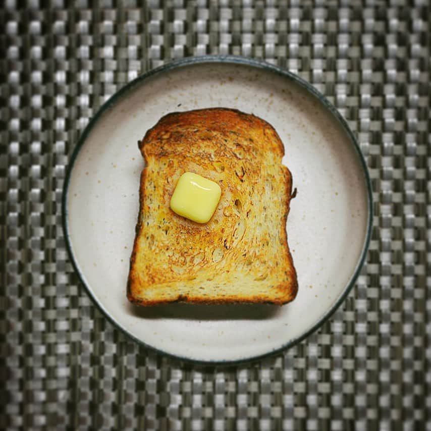 小峰みこさんのインスタグラム写真 - (小峰みこInstagram)「#goodmorning  朝ごはん🍞 チーズとブラックペッパーが練り込まれてる食パン美味しすぎた😳 チーズが大好きだから、追いチーズして食べたいなって思った🧀✨」2月3日 9時37分 - mico_19911201