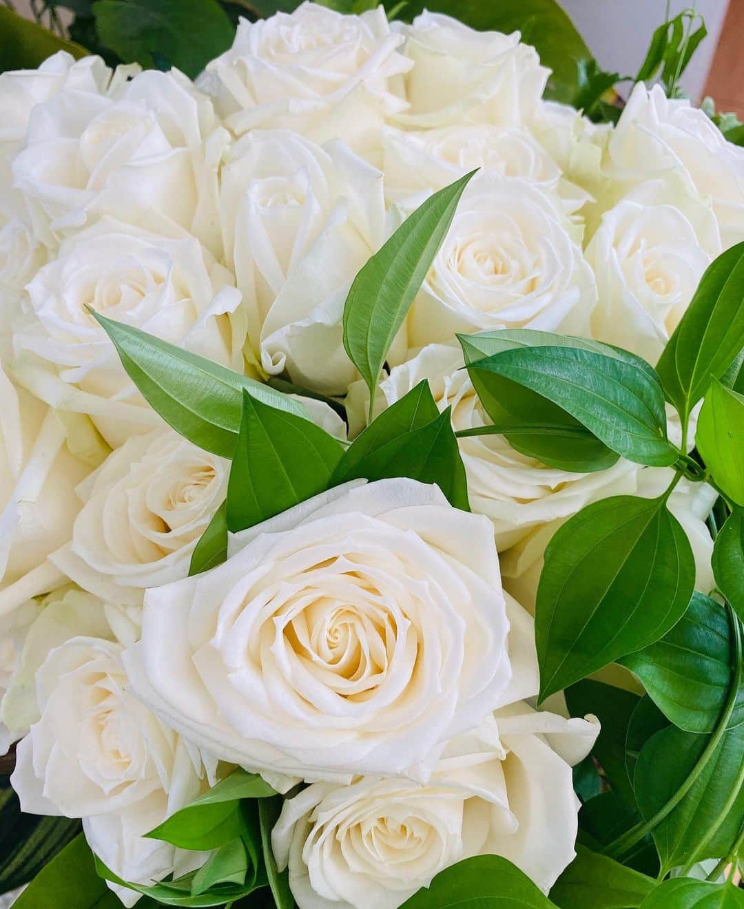 中村祥子のインスタグラム：「家が花屋さんのよう☺️💕 華やかです✨ たくさんの素敵な花束💐 どれもそれぞれの魅力があり美しい😊 ありがとうございます✨ #beautyful #flowers #wonderful #present #thankyou」