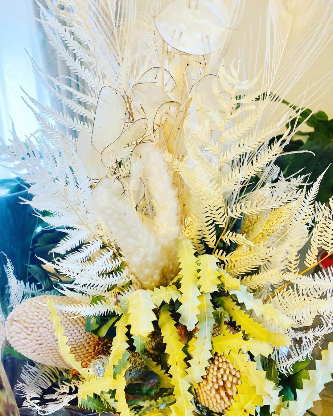 中村祥子のインスタグラム：「Beautiful flowers 💐💕💕 #thankyousomuch #お花屋さんのよう #それぞれ魅力的な花束#魅力的な色 😆」