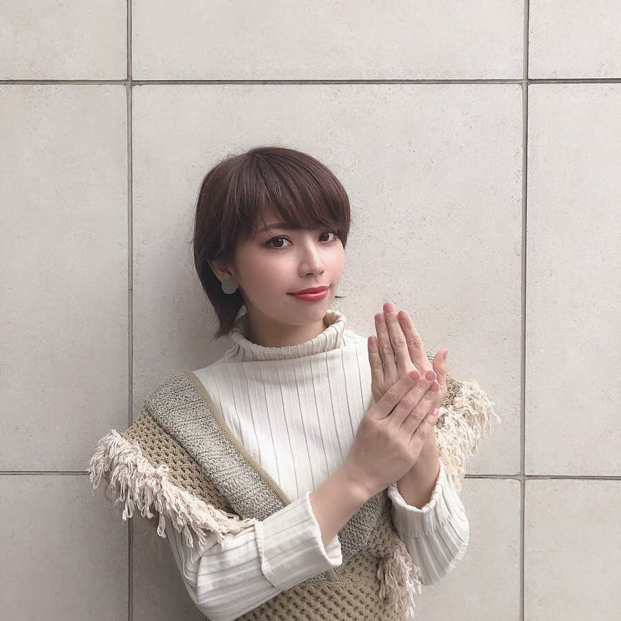 筒井愛実さんのインスタグラム写真 - (筒井愛実Instagram)「． 梅田の茶屋町にある〝ONE NAIL〟 @onenail_official で自爪を傷めず、育成しながらジェルネイルを愉しめる〝リピートビューティージェル〟を体験しに行ってきました💅✨ ． 今までのジェルネイルとは違って特殊なベースコートを塗るところに大きなポイントがあります🙆‍♀️ 今までは付け替える度に自爪を削ってどんどん薄くなっていくことがあったのですが、ONE NAILは最初に塗るベースコートが自爪の役割を果たしてくれ、付け替えの際に一切自爪を削らず保護し、その上から新たなジェルを塗ることが出来るというもの✨この技法が特許を取得したもので、このお店でしか受けられないのだそう💡爪を保護しながら育成できるだけではなく、施術時間もオフから付け替えまで30分の短時間で叶う！という部分も魅力的🥺💕 ． メニューはワンカラーのみになりますが、カラーバリエーションはナチュラルなものからトレンド、ベーシックなものまで豊富に揃っています👩‍🎨🎨ネイルをしに行くときは来店前に爪を切るなどの自己処理は何もせず来て欲しいそう。その方が爪の長さ・形の選択の幅が広がるのだとか◎甘皮などのお手入れも専用の機械で優しく行ってくれるので恥ずかしがらずにありのままで行ってくださいね🏃‍♀️笑 ． 今なら通常8千円のところが初回のみ、他店オフ有りで半額以下の3千円で出来るので、是非このお得な機会に体験してみてください💘✨爪が綺麗だとビックリするくらいテンションあがりますよ😆 ． #onenail #ワンネイル #nail #nails #ネイル  #nailsalon #ネイルサロン #ネイルサロンオープン #ネイルサロン大阪 #大阪 #梅田 #阪急梅田駅 #ネイルオフ #ワンカラー #シンプルネイル #ハンドジェル #フットジェル #リピジェル #特許施術 #repeatbeautygel #osaka #ういらぶ大阪 #筒井愛実」2月3日 10時05分 - manamin_158cm