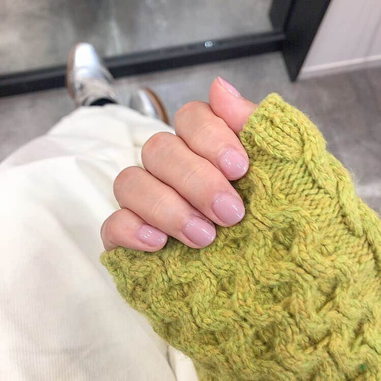 筒井愛実さんのインスタグラム写真 - (筒井愛実Instagram)「． 梅田の茶屋町にある〝ONE NAIL〟 @onenail_official で自爪を傷めず、育成しながらジェルネイルを愉しめる〝リピートビューティージェル〟を体験しに行ってきました💅✨ ． 今までのジェルネイルとは違って特殊なベースコートを塗るところに大きなポイントがあります🙆‍♀️ 今までは付け替える度に自爪を削ってどんどん薄くなっていくことがあったのですが、ONE NAILは最初に塗るベースコートが自爪の役割を果たしてくれ、付け替えの際に一切自爪を削らず保護し、その上から新たなジェルを塗ることが出来るというもの✨この技法が特許を取得したもので、このお店でしか受けられないのだそう💡爪を保護しながら育成できるだけではなく、施術時間もオフから付け替えまで30分の短時間で叶う！という部分も魅力的🥺💕 ． メニューはワンカラーのみになりますが、カラーバリエーションはナチュラルなものからトレンド、ベーシックなものまで豊富に揃っています👩‍🎨🎨ネイルをしに行くときは来店前に爪を切るなどの自己処理は何もせず来て欲しいそう。その方が爪の長さ・形の選択の幅が広がるのだとか◎甘皮などのお手入れも専用の機械で優しく行ってくれるので恥ずかしがらずにありのままで行ってくださいね🏃‍♀️笑 ． 今なら通常8千円のところが初回のみ、他店オフ有りで半額以下の3千円で出来るので、是非このお得な機会に体験してみてください💘✨爪が綺麗だとビックリするくらいテンションあがりますよ😆 ． #onenail #ワンネイル #nail #nails #ネイル  #nailsalon #ネイルサロン #ネイルサロンオープン #ネイルサロン大阪 #大阪 #梅田 #阪急梅田駅 #ネイルオフ #ワンカラー #シンプルネイル #ハンドジェル #フットジェル #リピジェル #特許施術 #repeatbeautygel #osaka #ういらぶ大阪 #筒井愛実」2月3日 10時05分 - manamin_158cm