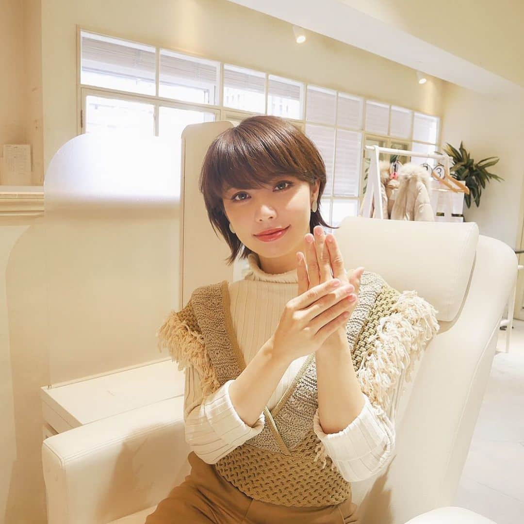 筒井愛実さんのインスタグラム写真 - (筒井愛実Instagram)「． 梅田の茶屋町にある〝ONE NAIL〟 @onenail_official で自爪を傷めず、育成しながらジェルネイルを愉しめる〝リピートビューティージェル〟を体験しに行ってきました💅✨ ． 今までのジェルネイルとは違って特殊なベースコートを塗るところに大きなポイントがあります🙆‍♀️ 今までは付け替える度に自爪を削ってどんどん薄くなっていくことがあったのですが、ONE NAILは最初に塗るベースコートが自爪の役割を果たしてくれ、付け替えの際に一切自爪を削らず保護し、その上から新たなジェルを塗ることが出来るというもの✨この技法が特許を取得したもので、このお店でしか受けられないのだそう💡爪を保護しながら育成できるだけではなく、施術時間もオフから付け替えまで30分の短時間で叶う！という部分も魅力的🥺💕 ． メニューはワンカラーのみになりますが、カラーバリエーションはナチュラルなものからトレンド、ベーシックなものまで豊富に揃っています👩‍🎨🎨ネイルをしに行くときは来店前に爪を切るなどの自己処理は何もせず来て欲しいそう。その方が爪の長さ・形の選択の幅が広がるのだとか◎甘皮などのお手入れも専用の機械で優しく行ってくれるので恥ずかしがらずにありのままで行ってくださいね🏃‍♀️笑 ． 今なら通常8千円のところが初回のみ、他店オフ有りで半額以下の3千円で出来るので、是非このお得な機会に体験してみてください💘✨爪が綺麗だとビックリするくらいテンションあがりますよ😆 ． #onenail #ワンネイル #nail #nails #ネイル  #nailsalon #ネイルサロン #ネイルサロンオープン #ネイルサロン大阪 #大阪 #梅田 #阪急梅田駅 #ネイルオフ #ワンカラー #シンプルネイル #ハンドジェル #フットジェル #リピジェル #特許施術 #repeatbeautygel #osaka #ういらぶ大阪 #筒井愛実」2月3日 10時05分 - manamin_158cm