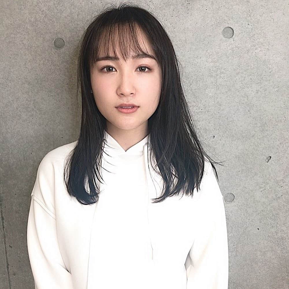 中野英菜のインスタグラム：「New hair ✂︎スワイプしてね 黒髪、前髪ありにしちゃいました！ かわいい感じが最近気分！ ストーリーあげたら好評で嬉しい〜！ 田中みな実さまへの憧れゆえの前髪でもあるから、とにかく美は1日にしてならず…ということで精進します。  そして絶妙な前髪を作ってくれたのは#freera の阿部さん！何となく伝えてこの出来とは？天才なのかな笑、もしくはエスパーです笑　好みを完全に把握していただいてます！✨ カラーも真っ黒は嫌で透けるような黒髪系に🦋 いつも完璧な仕上がりありがとうございます！  ベッドスパも最高すぎて頭皮柔らかくして顔ひきあげてこっ！小顔対策にもなるしね🔥 #表参道 #フリーラ #前髪あり #透け黒髪 #美容室 #前髪 #シースルーバング #ミディアム #ロング  #カット #田中みな実 #new #hair #medium #freera #japan #omotesando #salon #color #beauty #freera」