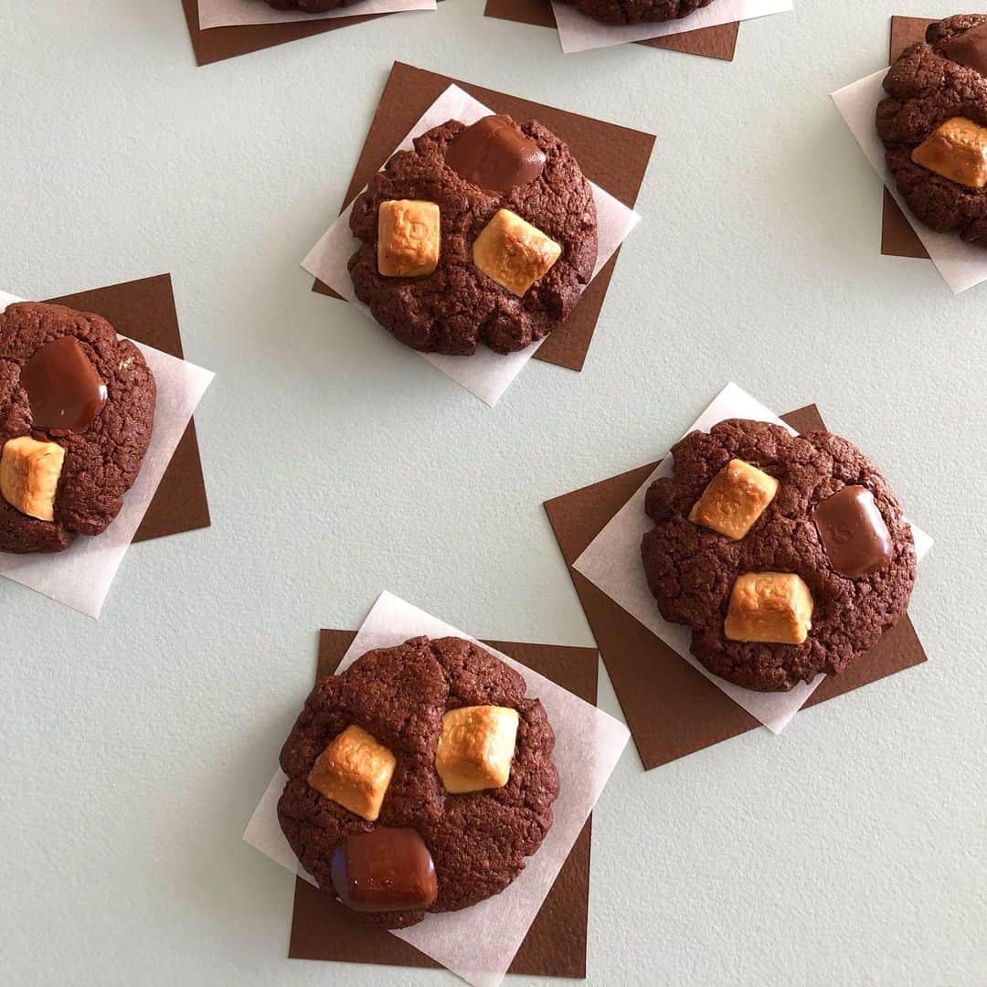 cook kafemaruさんのインスタグラム写真 - (cook kafemaruInstagram)「#chocolatechipcookies#チョコレートクッキー#溶かしバターで簡単#バレンタインクッキー 溶かしバターでザクザクな美味しいクッキーは、友チョコにぴったりかも💕 ちいさなgiftboxに2枚ずつ丁寧に入れたら大切なお友達へ😊」2月3日 10時09分 - kafemaru