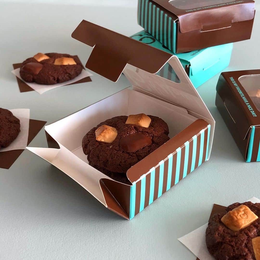 cook kafemaruさんのインスタグラム写真 - (cook kafemaruInstagram)「#chocolatechipcookies#チョコレートクッキー#溶かしバターで簡単#バレンタインクッキー 溶かしバターでザクザクな美味しいクッキーは、友チョコにぴったりかも💕 ちいさなgiftboxに2枚ずつ丁寧に入れたら大切なお友達へ😊」2月3日 10時09分 - kafemaru