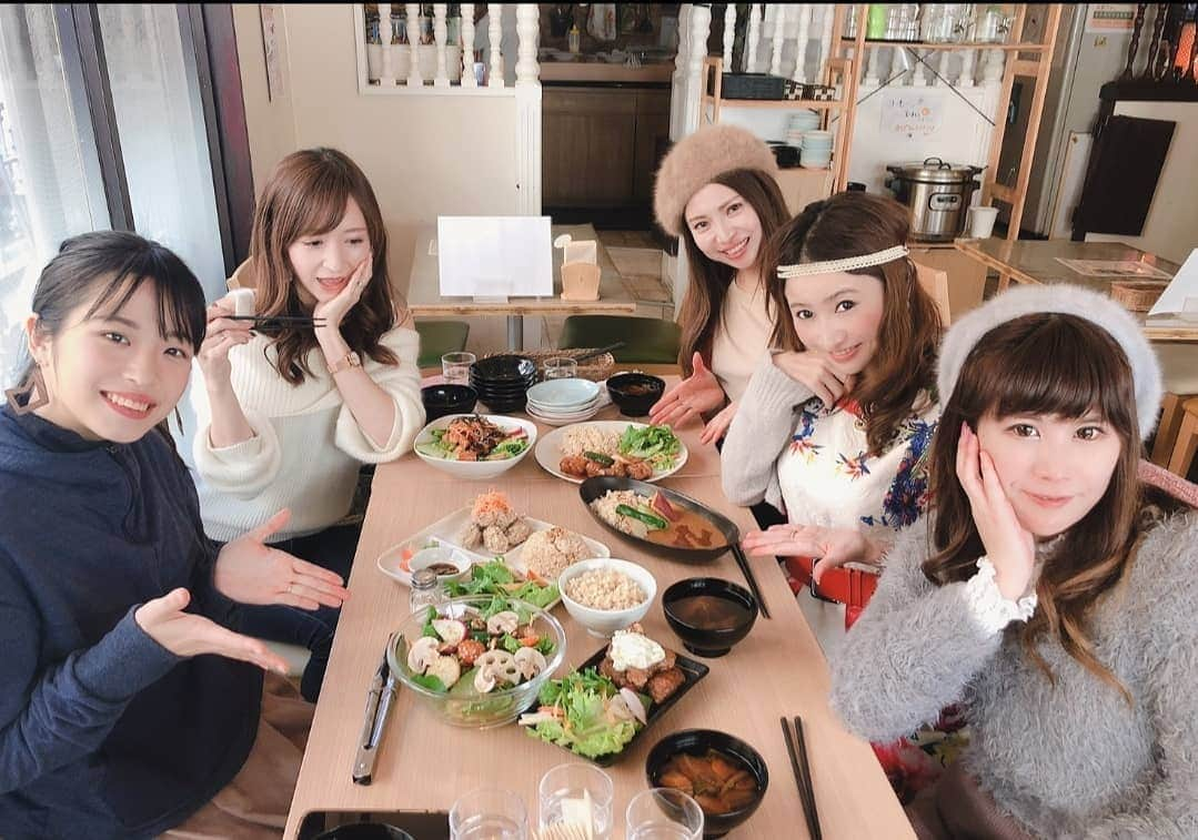 原島美波さんのインスタグラム写真 - (原島美波Instagram)「.♡Organic Lunch♡. . . この間、素敵なお店に仲良しの女友達5人で行ってきました♪. . ここは、 #大豆ミート を使った色々なメニューが♡. ◾大豆ミートの唐揚げ. ◾大豆ミートの酢豚. ◾ベジチキン南蛮 .  #テンペ を使ったテンペの照り焼きサラダご飯も♡. お味噌を使った甘辛いタレがかかっていて絶品✨. . ムングダルカレーは、お豆たっぷり♡ . .  お野菜も #契約農家 さんからという事で、こだわっているみたいです♪. 今オーガニックのお野菜出してくれるところ少ないので嬉しいですね♪. .  ここは、駒込のナーリッシュ@komagomenourish ってお店でした^ ^  またみんなで行きたいなぁ❣️ .  皆様もお身体喜ぶご飯で、元気もりもりになってくださいね✨. .  今日からまた一週間のSTARTだ(๑•̀ㅂ•́)و✧. . . .  #幸せ時間 .  #女友達 .  #お野菜 .  #大好き .  #オーガニック . #ヴィーガン. #vegan.  #ご飯 .  #カレー .  #味噌 .  #tokyo .  #japan .  #駒込 .  #ナーリッシュ .  #Lunch .  #Happy .  #幸せ .」2月3日 10時31分 - minamiharashima