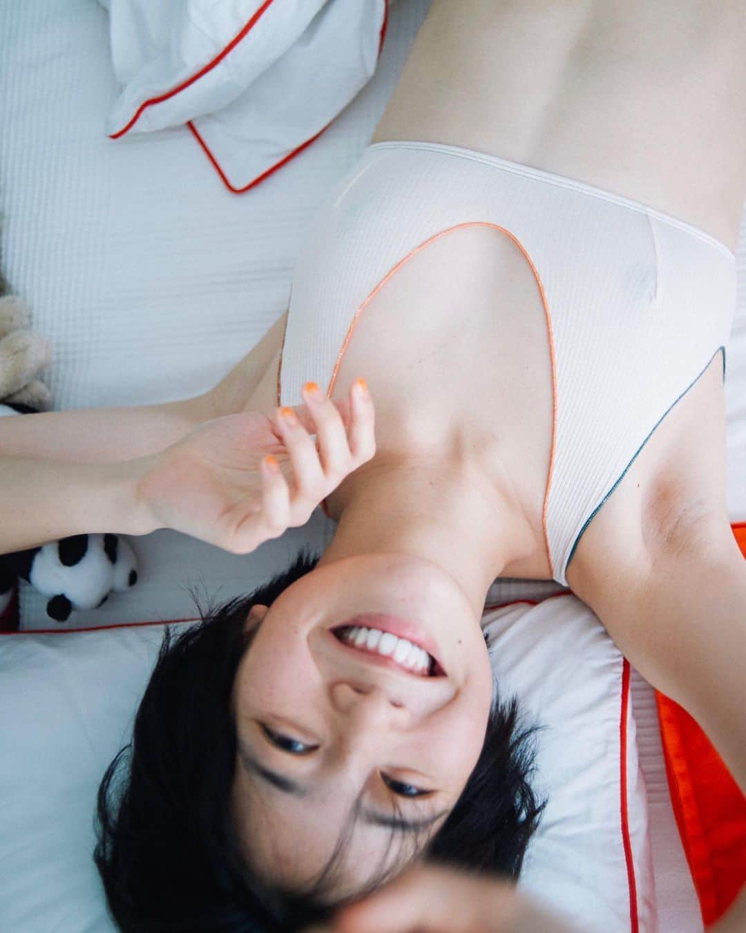 花盛友里のインスタグラム：「朝からはるちゃん家に押しかけて撮影させてもろた。 人ん家っていいわー！ はるちゃん可愛いわー！たまらんわー！ 生まれ変わったらこんな人になりたい！  いつもありがとうなヘアメイクゆかりちゃん、マイラブはるちゃん♡ はるちゃんが作った生理用ショーツとタンクトップもめちゃんこ可愛かった！ 素敵な下着で憂鬱な日も頑張れるー！  @nuidemita_hanamori  @_yukariyamamoto_ @hahaharu777」