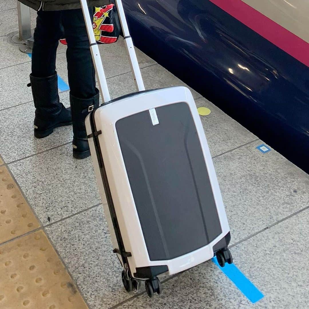 前田典子さんのインスタグラム写真 - (前田典子Instagram)「#旅スタイル　#新潟へ この キャリーバッグは @thule  #ダウンは @mooseknucklescanada」2月3日 10時38分 - maenorichang