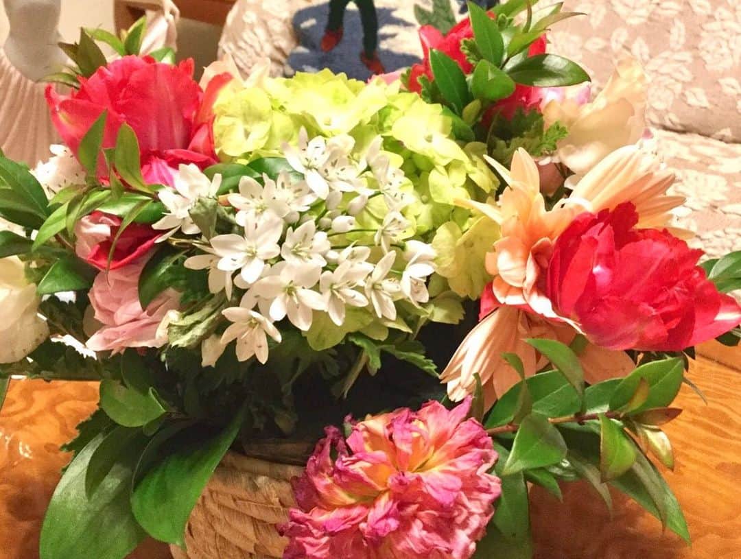 榊原郁恵さんのインスタグラム写真 - (榊原郁恵Instagram)「. 先日頂いた〈お花🌸〉で、我が家は《春》の装いとなりました❣️ 花は心もピンク色に染めてくれる感じ❣️. お花いっぱい、嬉しい😊 さぁ　今日は『#節分』ですねー‼️. 渡辺家は豆撒きしなくても良いそうなんです…でも、福を呼び入れたいので😊 元気に豆撒きし〜ヨォ！. .  #榊原郁恵」2月3日 10時42分 - sakakibara.ikue