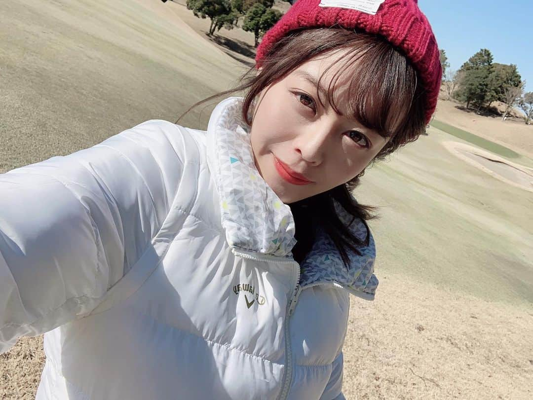 石倉侑芽さんのインスタグラム写真 - (石倉侑芽Instagram)「早起きしてゴルフ⛳️💓 . 昨日はいつも上手くいく UTが全然だめで心折れたけど バンカー越えとアプローチがめちゃめちゃ 調子良くて気持ちよかった❣️ . もっと上手になりたいですな♡ 週末のゆめちんツアーについては また詳しく投稿しますー！🎀 . 冬のゴルフ寒すぎて、 新しくゲットしたアウター💓 @callawaygolf_japan です！ リバーシブルでかわいい🥰 . #ゴルフ#ゴルフ女子#ゴルフウェア #ゴルフ初心者#ゴルフ場#キャロウェイゴルフ」2月3日 10時42分 - yume8115