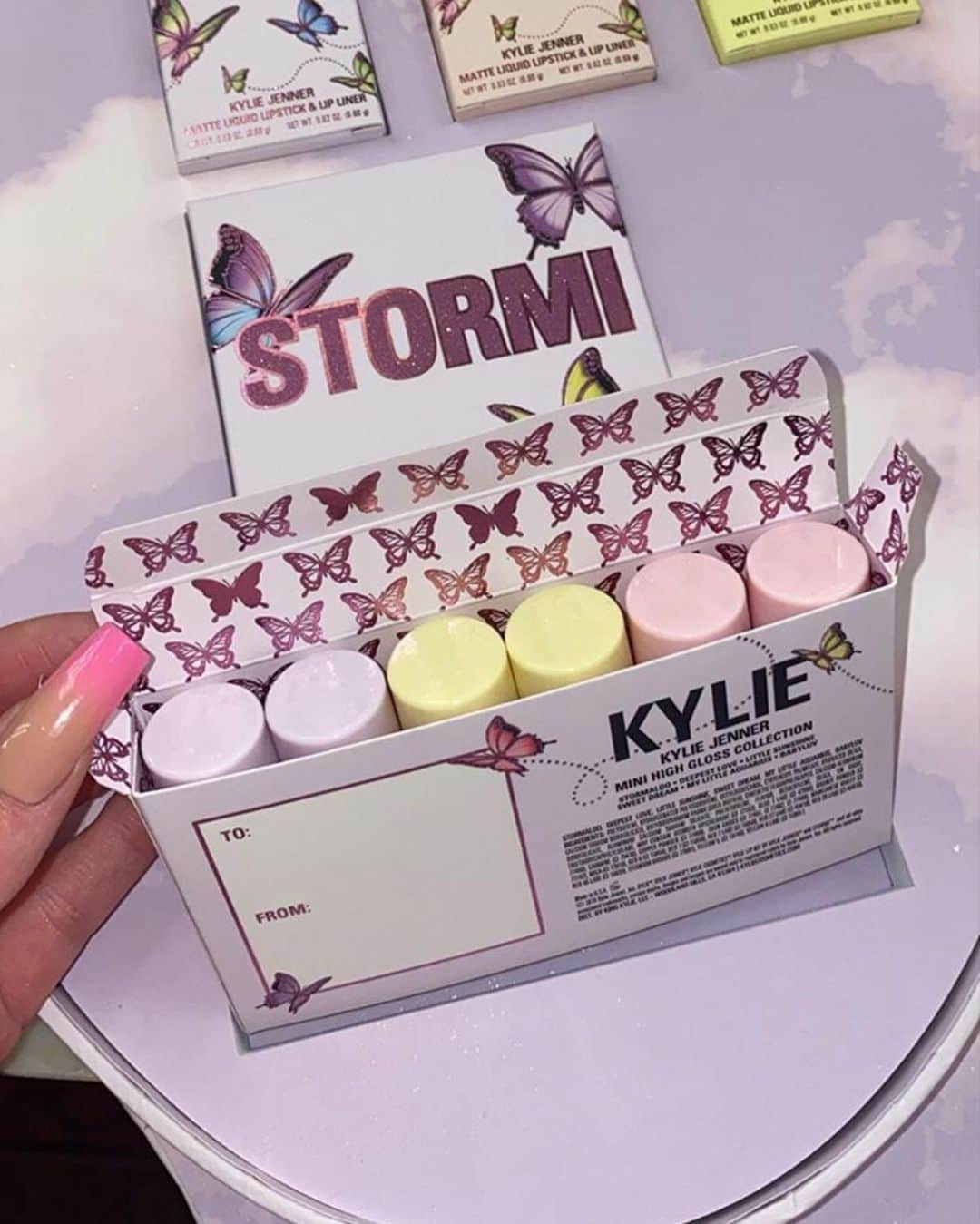Kylie Cosmeticsさんのインスタグラム写真 - (Kylie CosmeticsInstagram)「shop our mini gloss set before it’s gone 🦋 #stormicollection kyliecosmetics.com」2月3日 10時45分 - kyliecosmetics