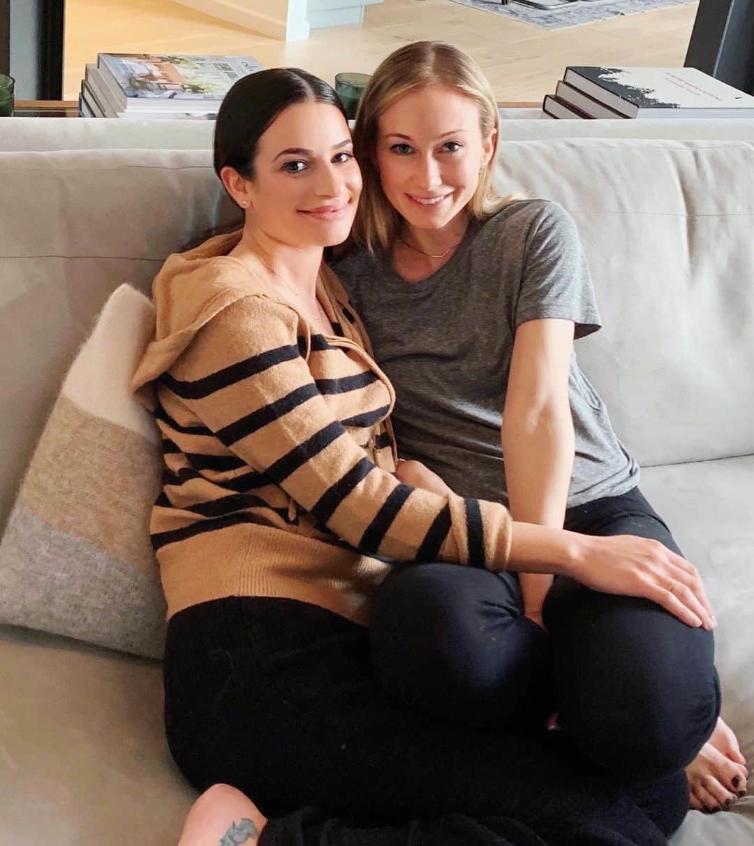 リア・ミシェルのインスタグラム：「Super Snuggled LIV 🏈」