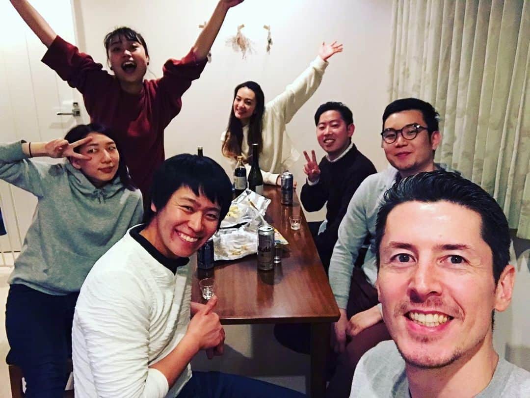 磯貝直輝のインスタグラム：「昨日は寿司パーティー♪ 友人が鯛を捌いてくれました！ #捌く　#鯛　#homeparty #寿司　#捌いてみたい #日本酒とあう」