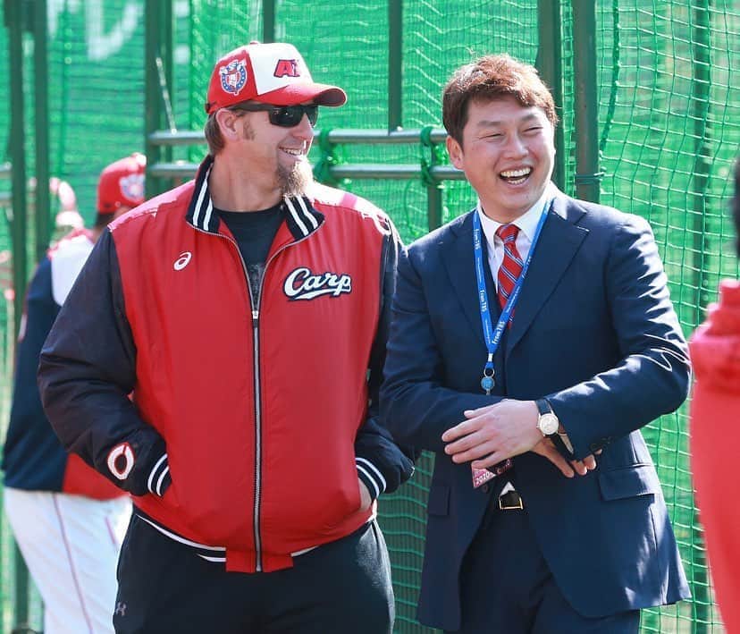 地方民のカープ女子のインスタグラム：「・ エルパパと新井パパ👨🏼‍🦰💕 ・ 新井さんどの写真も笑顔が素敵すぎる🥺 ・ #新井貴浩#エルドレッド #広島東洋カープ#広島カープ#カープ#carp #新井さんブログより」