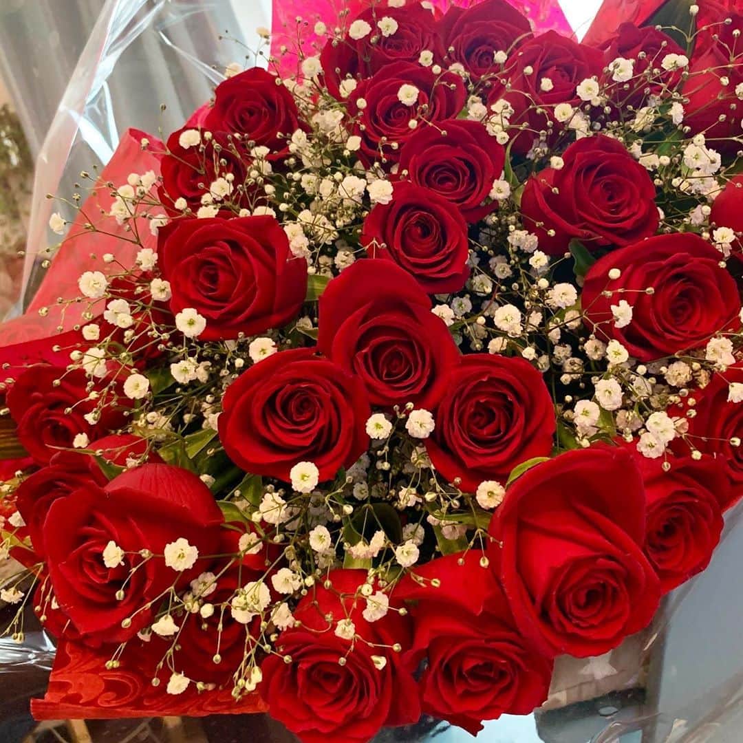青山あみのインスタグラム：「29歳になりました🌹 旦那さんが毎年、年の数だけくれる薔薇の花束。 気がつけば29本になっちゃった🤭 ラスト20代。 全力で楽しまなくちゃ🥳 今年は、初めて娘がいた誕生日でもあり、 お店に着くと、家族全員がsurpriseで集まってて びっくり&楽しい29歳の幕開けとなりましたとさ🥰  2020.02.02☺︎」