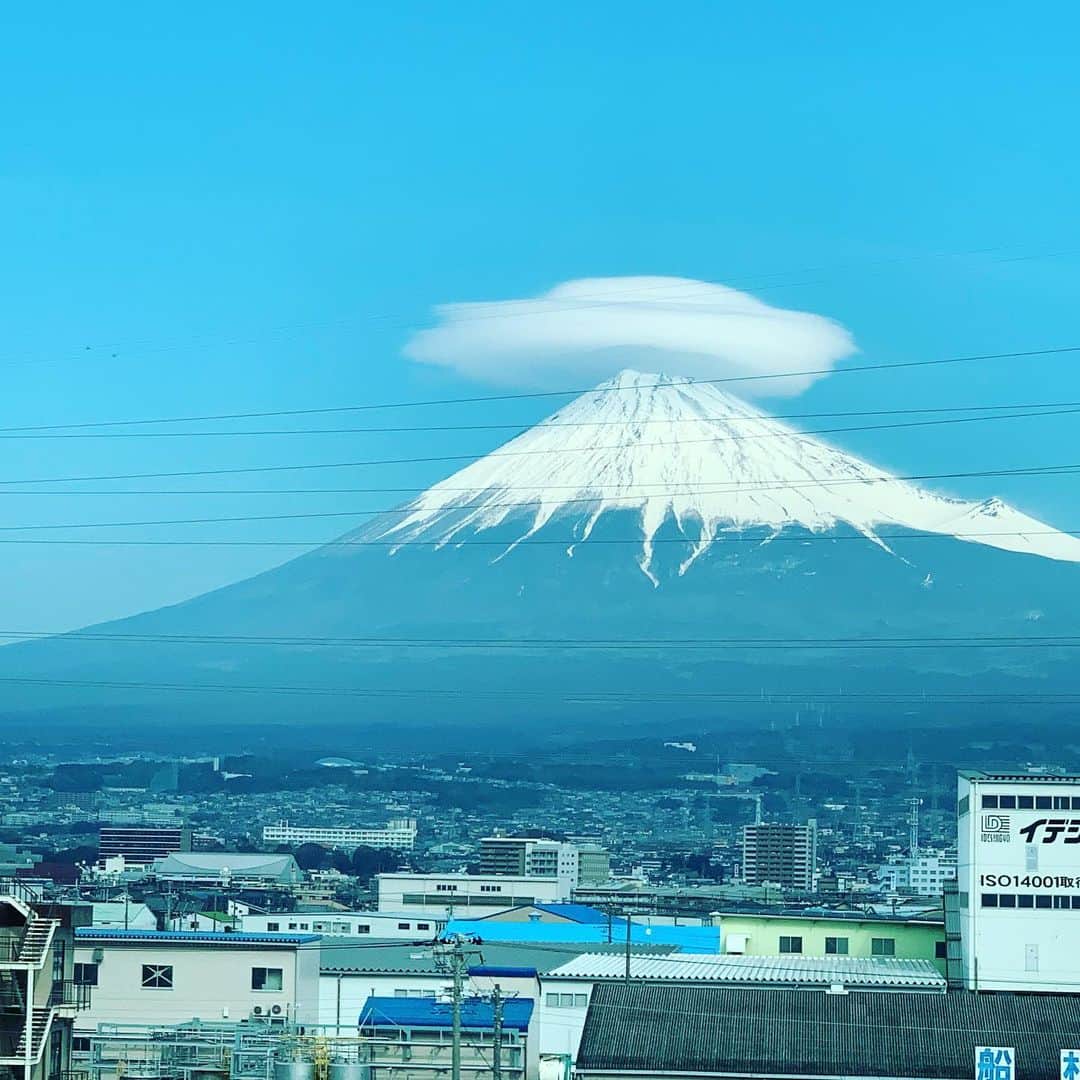 TERUさんのインスタグラム写真 - (TERUInstagram)「富士山の頂上に大きなUFOのような形をした雲が乗っかってるように見えます。  帽子をかぶった富士山にも見えますね。  #富士山　#綺麗ですね　#今日は関西圏でお仕事です　#GLAYファンクラブ　#happyswing #対談 #今日はどんな会員さんなんだろう　#会うのが楽しみ　#しゅうまい弁当食べました」2月3日 11時23分 - glay__teru