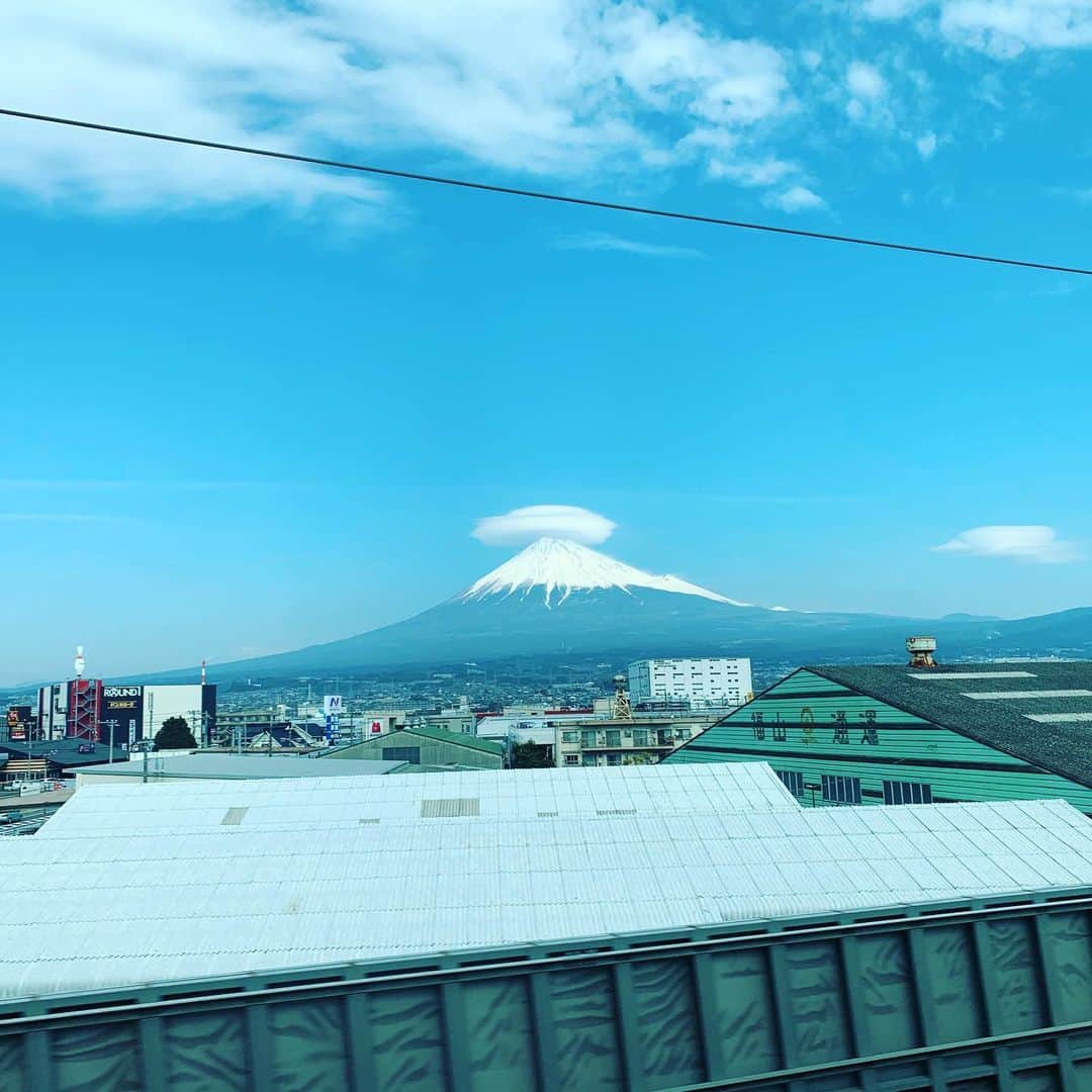 のインスタグラム：「富士山の頂上に大きなUFOのような形をした雲が乗っかってるように見えます。  帽子をかぶった富士山にも見えますね。  #富士山　#綺麗ですね　#今日は関西圏でお仕事です　#GLAYファンクラブ　#happyswing #対談 #今日はどんな会員さんなんだろう　#会うのが楽しみ　#しゅうまい弁当食べました」
