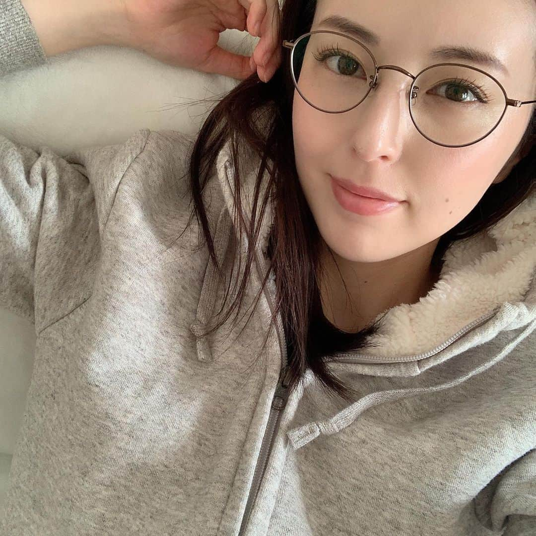 あべまみのインスタグラム：「新しい眼鏡を買いました👓 ・ #映画鑑賞#メガネ#眼鏡#めがね#JINS#軽い#よく見える#もこもこパーカー#UNIQLO#あったか#ゆるり#japan#instadaily#instagood#写真好きな方と繋がりたい#映画好きな方と繋がりたい#splash」