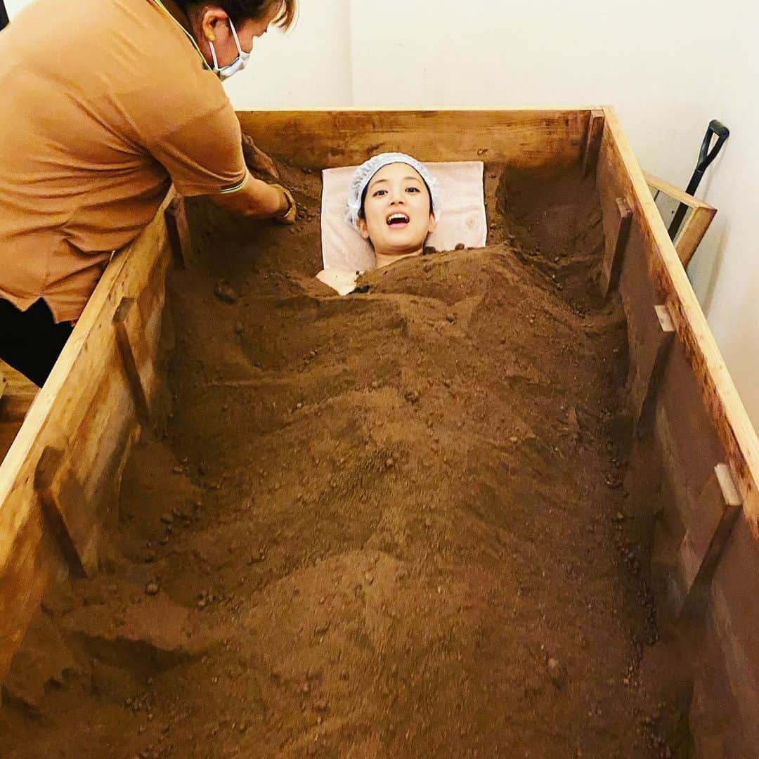のインスタグラム：「バンコクでは日本式の米糠酵素風呂が流行ってると聞いて、やってみました❣️﻿ 部屋に入ると、日本人的には、「この匂いは！」とわかる米糠の香りが漂ってまして、木箱の米糠に自ら浸かって漬物になるという体験をしました。﻿ 体験って言うか、スパのメニューにありますの。﻿ 15分で2時間分の有酸素運動と同じ汗が出るみたい。めんどくさがりなので、楽して汗かいたよん😆﻿ なんか、お肌が柔らかくなった気がする✨﻿ ﻿ I've heard japanese-style rice bran enzyme bath becomes popular in Bangkok and I tried ❣️﻿ when I entered a room, the smell of the rice bran came drifting in the air.﻿ I bathed in rice bran inside the wooden box by myself and I became pickles.﻿ This is included in spa menu.﻿ bathing for 15 minutes makes us sweat as much as cardio exercise for 2 hour does.﻿ It's good for the lazy 😆﻿ I feel like my skin has become soft ✨﻿ ﻿ ﻿ ﻿ #triplife#lovetravel#travelpic#spa﻿ #travel#thailand #bangkok#thaiairwaysinternational#girlstrip#overseastrip#tripstagram#trippics #タイ国際航空 #本の取材#女子旅#海外旅行#週末海外#旅行好きな人と繋がりたい#enzymebath #米糠酵素風呂 #バンコク」