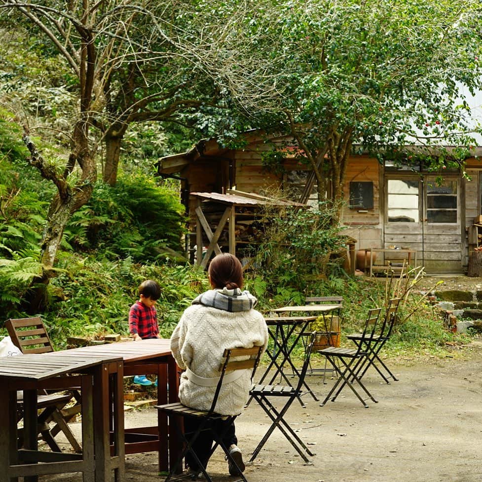 前田有紀さんのインスタグラム写真 - (前田有紀Instagram)「土日ともお休みだった週末は、鎌倉の山歩きと海辺の遊びを友達家族と楽しんだ。 . 北鎌倉浄智寺の裏側にある「たからの庭」という古民家を訪れた。この場所は谷戸の風景が広がっていて、一帯が緑で包まれている。いつの季節も静かに鎌倉らしい風景が楽しめる特別な場所。 道端でさりげなく咲いている水仙や、甘い香りに立ち止まりたくなる蝋梅、ポツポツ花が開いてきた梅が季節のいまを教えてくれる。 . #鎌倉さんぽ　#我が家の週末」2月3日 11時26分 - yukimaeda0117
