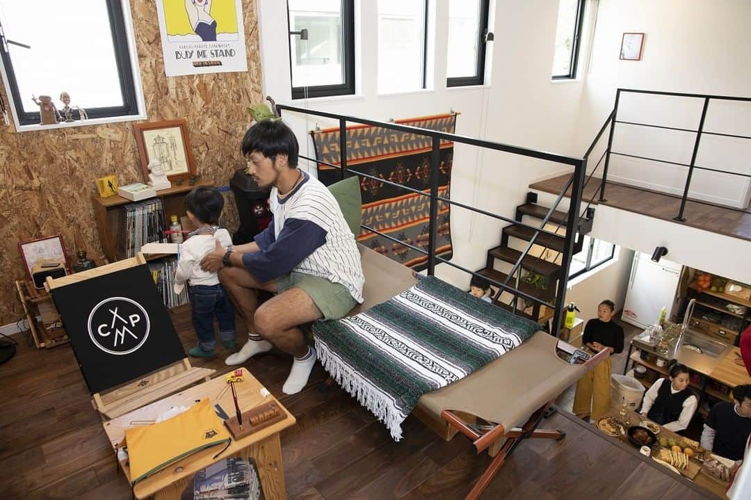 suzukuri さんのインスタグラム写真 - (suzukuri Instagram)「【GO OUTの家”Livin’ BASEの家”】⁠ ･⁠ リビングルームにある「基地/BASE」のような空間は、ホームパーティーでも大活躍！⁠ ･⁠ 遊びに来たお子さんを「秘密基地」に招待してみてはいかがでしょうか。いつもと違う特別な空間に、喜んでくれること間違いなしです。⁠ ･⁠ 開放感抜群の吹き抜けにある「秘密基地」は、1階からの声も聞こえるので、他の方とも楽しくおしゃべりできますよ。⁠ ･⁠ ･⁠ ▶アウトドアファッション誌「GO OUT」と考えた家、「Livin'  BASE」。詳細はプロフィールリンクから→@suzukuri.official⁣⠀⁠ ･⁣⠀⁠ ･⁣⠀⁠ #goout⁣ #suzukuri #livinbase ⁣#リヴィンベース⁣ #基地⁣ #base ⁣#DJブース #ホームパーティ⁣#リビング #インダストリアルテイスト ⁣#ヴィンテージテイスト⁣ #男前インテリア⁣ #暮らしのアイデア⁣ #暮らしを楽しむ⁣ #ホームパーティ #企画住宅 #規格住宅 #家づくり #マイホーム #マイホーム計画中 #新築 #一戸建て #住宅 #住まい #暮らし #ライフスタイル #間取り #趣味部屋 #アウトドア」2月3日 11時30分 - suzukuri.official