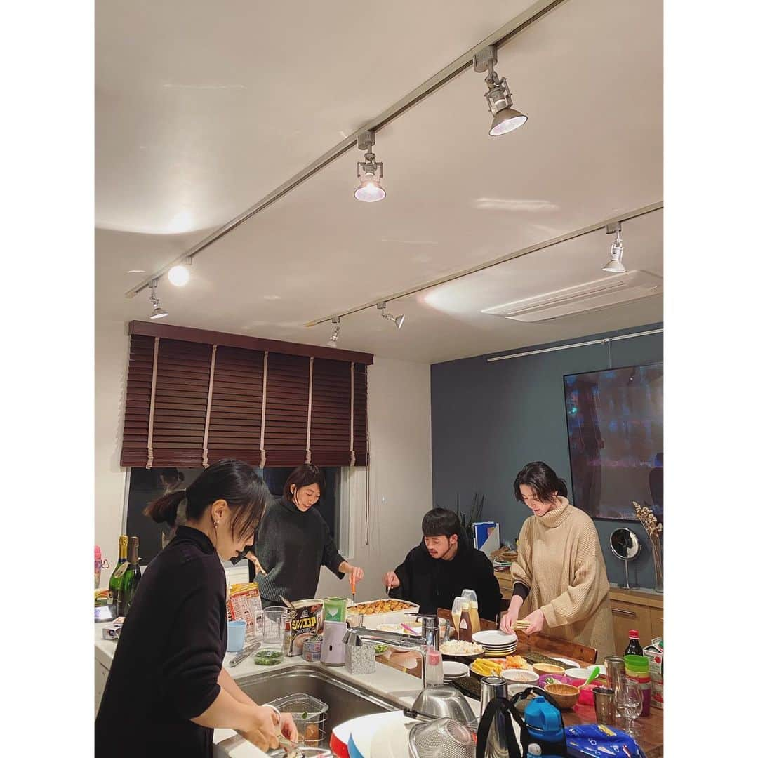 松本恵奈さんのインスタグラム写真 - (松本恵奈Instagram)「SETSUBUN👹 恵方巻作ったけどバタバタしすぎて恵方を向いて食べるのをすっかり忘れてました。笑 鬼が来た途端、子供達のテンションもmaxに👦🏻👧🏻🧒🏻 とおきは大泣きしながら間違えてお菓子の「きのこの山」を投げていました。笑 豆まきが終わったらみんなで拾って食べて、とっても楽しかった♡ #節分 #鬼 #チームvery」2月3日 11時41分 - ena1123