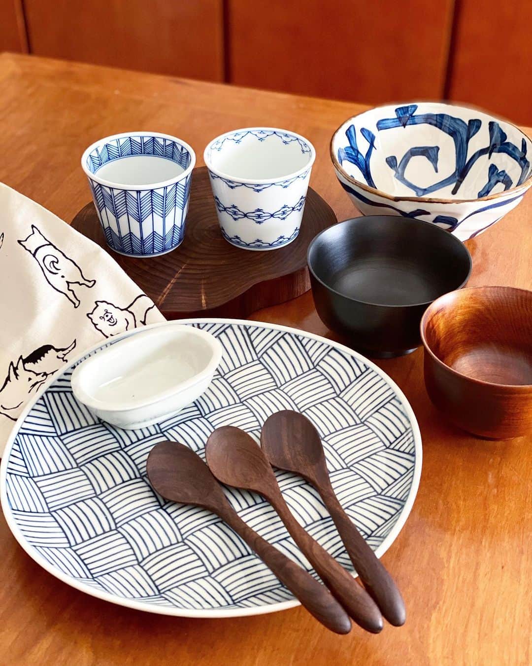 kokochiyoiさんのインスタグラム写真 - (kokochiyoiInstagram)「2020/02/03 月曜日の#お昼ごはん。 お弁当のあまりものの 茄子の#ドライカレー。 コリアンダーを効かせて さわやかに😋 ＊ ＊ ＊ さてさて今年も #テーブルウェアフェスティバル に 行ってきました!! 今年の戦利品は2枚目に🥰 なかなか渋〜い ラインナップですが😂 (夫にもそう言われました😅)、 買い足したかった器や、 探していたものなど 大満足のお買い物でした❤️ ＊ ＊ ＊ フェスティバルで買ったものは、 早速今日の食卓に🤗 ドライカレーをいただくのにも使った とってもすくいやすい #ウォールナット のスプーンは、 大好きな#三義漆器店 のもの。 #左利き さん用もありました☝️ コーヒーマグ代わりの#蕎麦猪口 は、 #三川内焼#嘉久正窯 のもの。 軽くて唇の当たりもスムーズで、 お気に入りになりそう😊 ＊ ＊ ＊ ※詳しい戦利品のご紹介は 長くなるので💦 #アメブロ(プロフィールURL)で。」2月3日 11時59分 - kokochiyoi