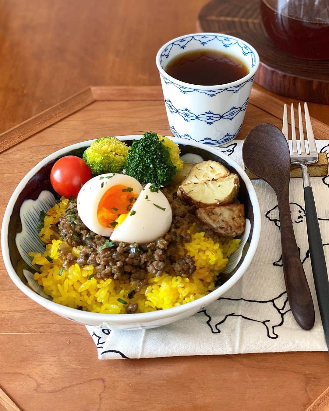 kokochiyoiさんのインスタグラム写真 - (kokochiyoiInstagram)「2020/02/03 月曜日の#お昼ごはん。 お弁当のあまりものの 茄子の#ドライカレー。 コリアンダーを効かせて さわやかに😋 ＊ ＊ ＊ さてさて今年も #テーブルウェアフェスティバル に 行ってきました!! 今年の戦利品は2枚目に🥰 なかなか渋〜い ラインナップですが😂 (夫にもそう言われました😅)、 買い足したかった器や、 探していたものなど 大満足のお買い物でした❤️ ＊ ＊ ＊ フェスティバルで買ったものは、 早速今日の食卓に🤗 ドライカレーをいただくのにも使った とってもすくいやすい #ウォールナット のスプーンは、 大好きな#三義漆器店 のもの。 #左利き さん用もありました☝️ コーヒーマグ代わりの#蕎麦猪口 は、 #三川内焼#嘉久正窯 のもの。 軽くて唇の当たりもスムーズで、 お気に入りになりそう😊 ＊ ＊ ＊ ※詳しい戦利品のご紹介は 長くなるので💦 #アメブロ(プロフィールURL)で。」2月3日 11時59分 - kokochiyoi