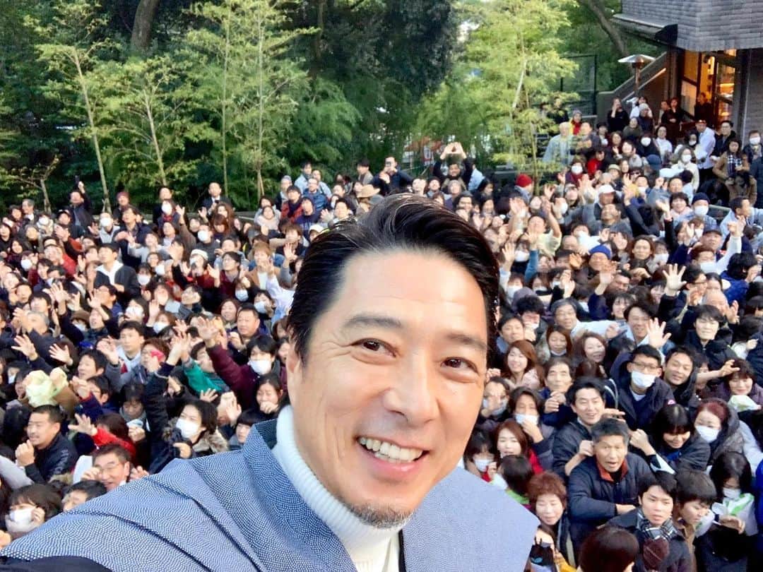 黒田アーサーのインスタグラム：「今年も熱海来宮神社⛩にて節分祭🎉 豆まきをやります‼️😊👍 本日2/3日16時30分〜 お近くの方は是非参加して下さい❣️ ちなみにこの写真は去年の節分祭です。 #節分祭  #熱海来宮神社 #豆まき #黒田アーサー」