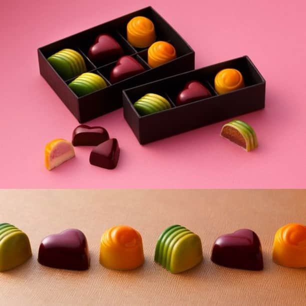 キャナルシティ博多のインスタグラム：「キャナルもチョコだらけ！💑🍫 今だけの美味しいチョコメニュー✨ ・ 日本中がチョコ祭りになる、バレンタインデーシーズンっ❣️もちろんキャナルもチョコレートメニューが続々登場します。そこで、一押しチョコ＆チョコレートメニューをご紹介！ ・ ザ マーケット エフでは「バレンタインボンボンショコラ」6個入り3,000円・3個入り1,500円(税別)が登場。 数々の受賞歴を持つグランド ハイアット 福岡のエグゼクティブシェフ・野島 茂氏が監修しており、シックなボックスに、大人のための苺ミルク・ピスタチオ・エルダーフラワーと、素材にこだわった3種のチョコレートが入っています。 ・ さすがホテルメイドといえる、上質なチョコレート。男性はもちろん女性へのプレゼントにも喜ばれそうですね😍 ・ ■THE MARKET F http://ow.ly/AgPO50y9RqG  #fukuoka #hakata #tenjin #福岡 #博多 #天神 #canalcity #キャナル #キャナルシティ博多 #バレンタイン #ValentinesDay #chocolate #スイーツ #sweets #チョコレート #チョコ好き #バレンタインチョコレート #すいーつ #スイーツ部 #おやつの時間 #おやつ #グランドハイアット #マーケットエフ #Hyatt #GrandHyatt #GrandHyattFukuoka #marketf #グランドハイアット福岡 #いちごミルク #ピスタチオ」