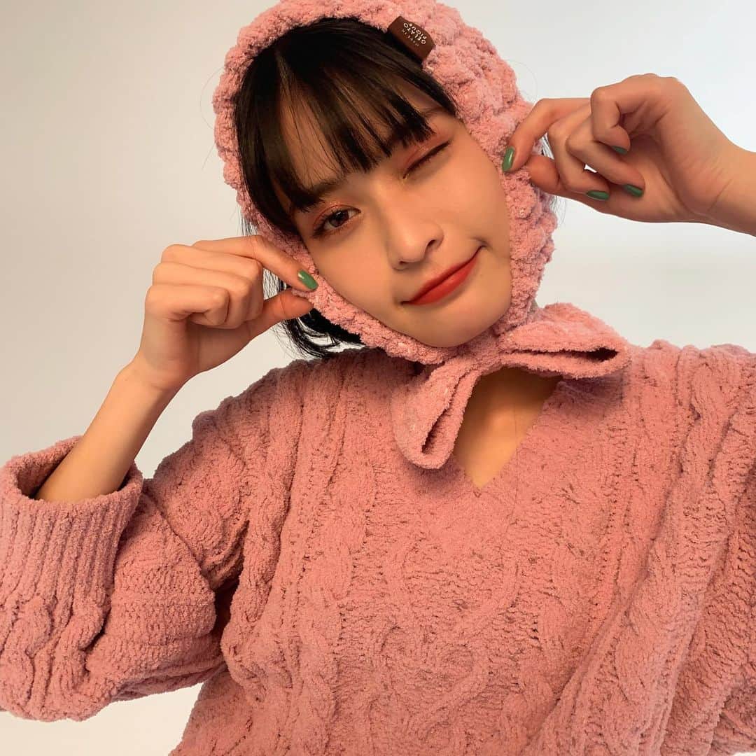 高橋有紀のインスタグラム：「かわいいかわいいルン子さんの ルミネエストのヘアメイクの時。 リーフレット新しいのが出たみたいです🐈❤︎ よく使ってる緑ネイルはRMK💚 #osakana_yuki  #横田ひかる #ルン子」
