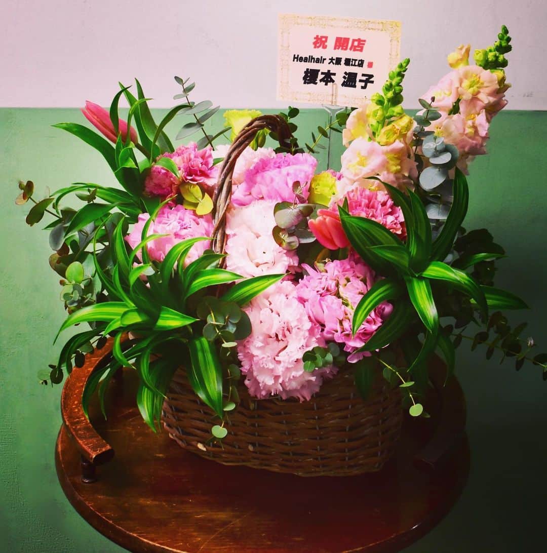 榎本温子さんのインスタグラム写真 - (榎本温子Instagram)「お友達の開店祝いにお花を贈りました。いつもかわいいアレンジ @lilyetlulu さんありがとうございます✨ #お花 #flowers #アレンジメント #healhair」2月3日 12時03分 - atsuko_bewe