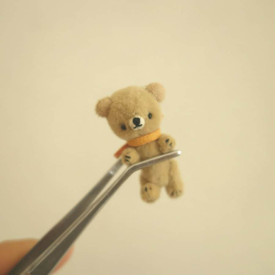 手紙社さんのインスタグラム写真 - (手紙社Instagram)「【「布博 in 名古屋」出展者紹介：寿桃Bear.（22日）】‬ オリジナルのテディベアを手がけている寿桃Bear.。驚くべきは、その作品の小ささです。指の上に乗るたった4cmのテディベアは、思わず声が漏れてしまうほどの可愛らしさ。小さいながらも細かいところまで丁寧に作られていて、首や手足を動かすこともできます。いつも側に置いておくことができる、そんなぬいぐるみを手に入れてみませんか？ . ▶︎イベントサポーター募集中！詳細は「@textilefabrics」プロフィールのハイライトから . 【布博 in 名古屋 開催概要】 日時：2020年2月22日（土）-23日（日）10:00 〜 18:00 入場料：700円 会場：吹上ホール第1ファッション展示場（名古屋市千種区吹上2丁目6-3） 地下鉄桜通線「名古屋駅」から徳重行き、「吹上駅」下車 5番出口より徒歩5分 . #手紙社#手紙舎#布博#布博in名古屋#名古屋イベント#吹上ホール#テキスタイル#刺繍#織物#ぬいぐるみ#ミニチュア#テディベア#人形#ドールハウス#nunohaku#textile#fabric#embroidery#weave#yarn#knitting#handmade#handcraft#stuffedanimal#miniature#teddybear#寿桃Bear」2月3日 12時06分 - tegamisha