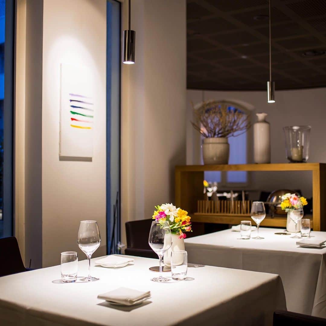 Table 9 TOKYO のインスタグラム：「イタリア北部アドリア海を臨む街、チェゼナーティコにあるミシュラン2つ星レストラン「Magnolia」のオーナーシェフ、アルベルト・ファッカーニ氏をお招きし、昨年に続く2回目の招聘フェアを今年も「TABLE 9 TOKYO」で開催いたします。  ホテル最上階から眺める東京の夜景とともに、彼の作りあげる美しい料理の数々をお楽しみください。  Share your own images with us by tagging @table9tokyo ————————————————————— #shinagawaprincehotel #princehotels #tokyo #shinagawa #buono2020」