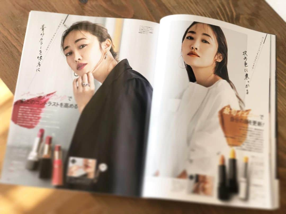 神崎恵さんのインスタグラム写真 - (神崎恵Instagram)「発売中の『美的』3月号。 付録のリップブラシ。たくさんの方にご購入いただき、嬉しいコメントや投稿の数々。ありがとうございます✨ 本当に使いやすくて、唇も綺麗に仕上がるお気に入り。 わたしも毎日使っています。 本誌では、リップメイクの特集も💄 唇の色ひとつで変わる顔。 その楽しさをお話ししています。 ぜひ読んでいただけたら嬉しいです。 #美的 #リップブラシ #リップメイク」2月3日 12時09分 - megumi_kanzaki