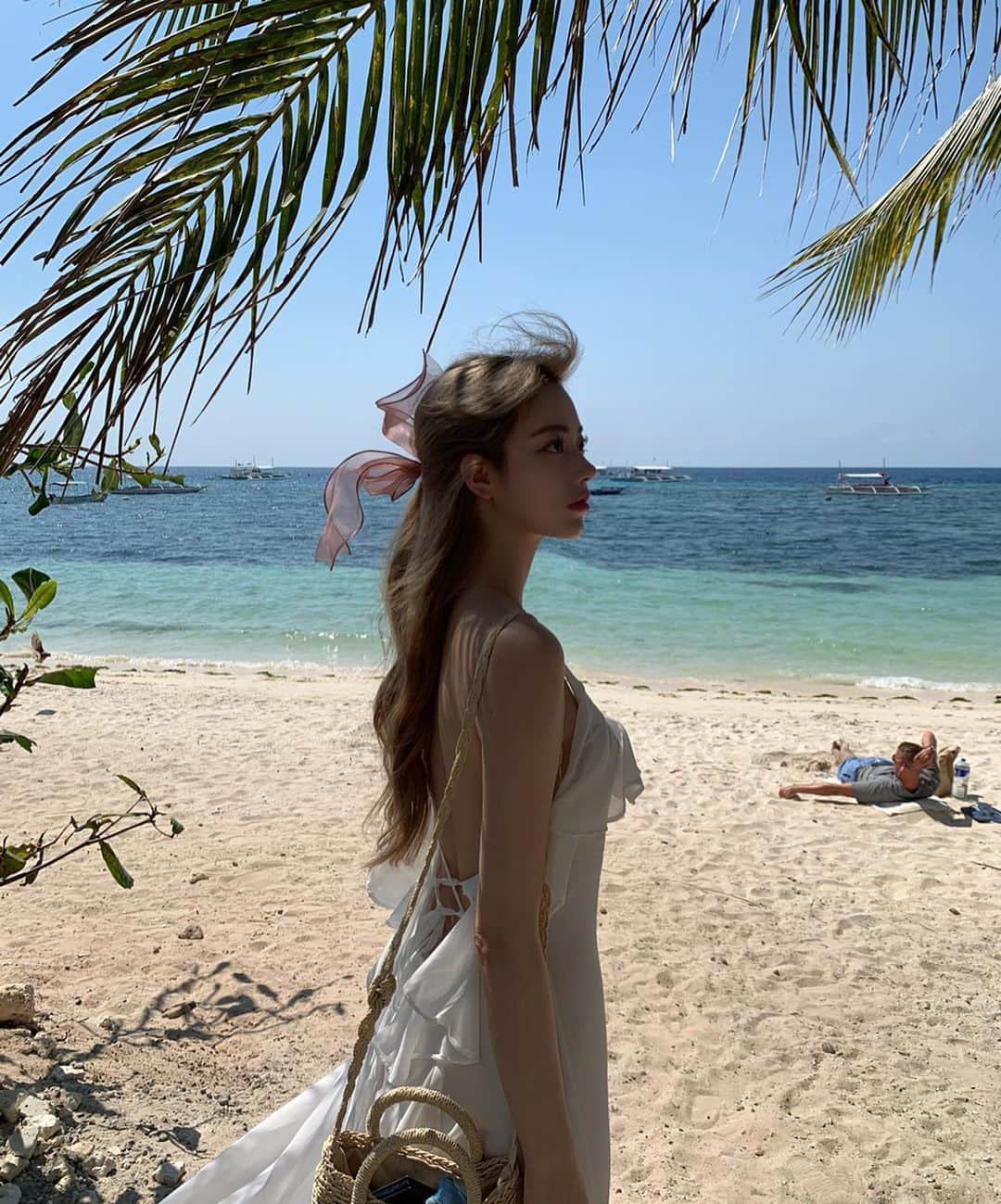 キム・チョンアさんのインスタグラム写真 - (キム・チョンアInstagram)「🏝 #역광사진 살리는법! ⠀ ⠀  어제 게시물 이후로... 문의가 진짜진짜진짜.. 너무너무너무 많은 역광사진 보정법이에요 ! ⭐️ ⠀ ⠀ 1. 역광사진 준비 ☁️ ⠀ 2. 아이폰 기본 편집기능 ☁️ 👉🏻휘도,노출,하이라이트,대비 등 조절해 줍니다! (휘도: 역광사진 살리는 핵심! 젤중요! 이것만해도 90%성공! / 노출: 밝게해줌 / 하이라이트: 전체적인 색감을 예뿌게 잡아줌 특히 파란계열 색상을! / 대비: 부드럽게~) ⠀  3. VSCO앱 HSL을 조절한다☁️ (노란색,파랑색,주황색! 이 중 피부색 잡는데엔 노란색이 젤 중요! ) ⠀ 4. 아이폰 기본 편집기능 한번더!☁️ (역시 휘도가 젤 중요~ 사진역광 정도에 따라서 1~3번 정도 휘도 잡아줍니다!!) ⠀  꼭 제가 올린 수치를 맞춰서 하실 필요없구! 사진에 따라,취향에 따라 조절하시면 됩니다! 저도 사진마다 수치는 매번 바껴요:) 방법만 익히시길 바래요🥰😊 ⠀  다른보정법은 너무 사진마다 달라서 ㅠ 못 알려드렸는데..! 역광사진 방법은 매번 같아서 공유해보아요🙏🏻 ⠀  제 사진 좋아해주셔서 감사해요💙 다들 예뿐 사진 건지시길💜 ⠀  #사진은아이폰xs기본캠찍구 #보정은페이스튠1써요 #필터는vsco」2月3日 12時11分 - 94_j.a