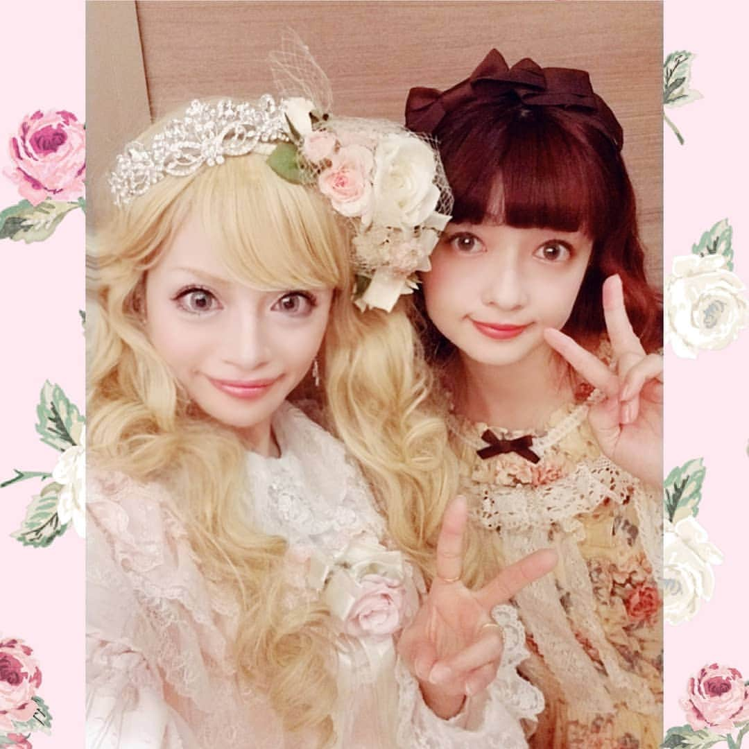 白咲姫香さんのインスタグラム写真 - (白咲姫香Instagram)「久しぶりのみさみさ(青木美沙子ちゃん)♡昔はしょっちゅう一緒にお仕事させて頂いてて、みさみさの本の出版イベントとか、二人でインターネットテレビとか、ファッションショーとか、下妻物語のイベントとか、上げたらきりないけどお仕事させてもらってました♡私がしばらく大好きなロリータをお休みしていたので会える機会が減ってしまってたけど昨日久しぶりに会えて嬉しかった♡みさみさとは歳も近いし、一緒にロリータ盛り上げていこうって頑張ってたから嬉しい♡そして私がロリータお休みしてる間もみさみさは本当にずーっと頑張ってて私はその活躍を陰ながら応援してたよ♡もちろんこれからも応援します♡ ♡♡♡ YouTubeはこちら↓↓↓ チャンネル名【Princess days】  URL【　https://www.youtube.com/channel/UCuFuDtmK82iOu7fypdRqrDw　】  下手っぴなYouTubeですが、是非チャンネル登録よろしくお願い致します♡ . . . ♡♡♡♡♡♡♡1月スケジュール♡♡♡♡♡♡♡♡♡♡【オープンイベント】 1月24.25.26日エンターテイメントバーゴシップ京都店 ♡♡♡♡♡♡♡♡♡♡♡♡♡♡ .【歌芸夢者】 1月10日♡♡♡♡♡♡ ♡♡♡♡♡♡【 CROKET MIMICTOKYO】♡♡♡♡♡ ♡♡♡♡♡♡♡ . ..#お姫様#princess#白咲姫香 #Lolitastyle #kawaiifashion #タレント #make #ブリデコ新年会 #makeup #人形 #ロリータファッション #hairstyle #モデル #プリンセス #Triplefortune  #小悪魔ageha #dinner #歌 #sweetlolita #ロリータモデル #Lolita#ファッションショー  #ロリータ #Lolitafashion #お姫様 #Barbie #コース料理 #青木美沙子 #ロリィタ #ブリデコ」2月3日 12時20分 - himeka_shirosaki