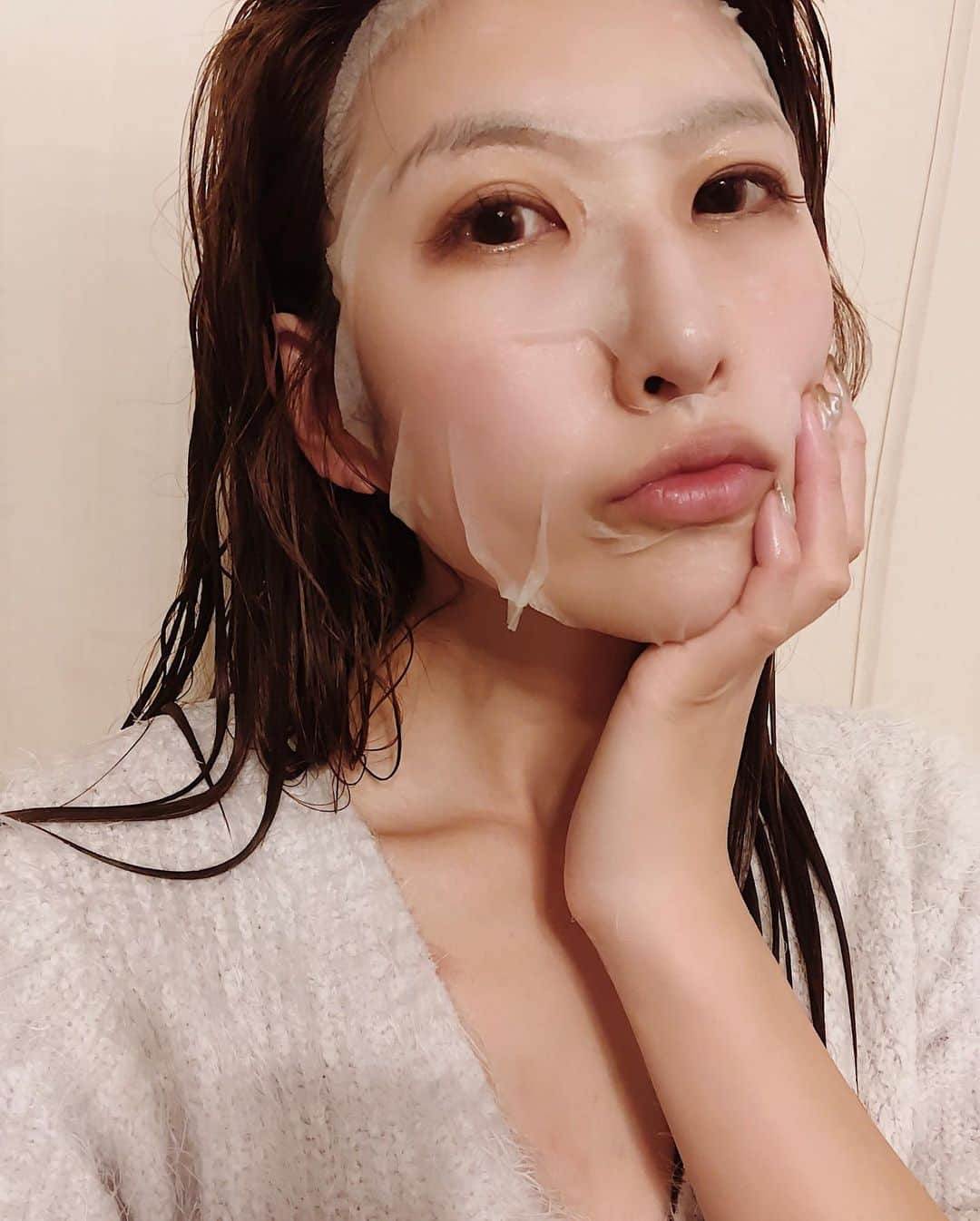 l.lily1013さんのインスタグラム写真 - (l.lily1013Instagram)「毎日欠かせないフェイスマスク。 私はお風呂上がりの髪を乾かしてる間と 時間があれば、朝の化粧前に15分くらいパックします✨ ・ まだ発売前の『極うす濃密マスク』を  @gokuusu.jp 様からいただいたので使ってみました👍 ・ こちらのパックは美容成分20種で 環境配慮した天然繊維リヨセル100%使用！ ・ 極うすと言うだけあって、 うすーい膜を肌に載せる感じで、 顔への密着度がちがう！！ ・ 吸い付くように保湿される🥺✨ 美白やバリア機能をサポートし、ターンオーバーを整えると言われる ナイアシンアミドなどなど、 成分にもこだわり感じる🤭✨ ・ 天然繊維だから肌が弱いって方にも良さそうだよー✨ ・ 2月の先行発売もかねてギフトショーでお披露目されるそうです😊 ・ ・ #美容パック #フェイスマスク #パック #美容好きな人と繋がりたい #美容好き #美肌ケア #エイジングケア #美白ケア #美肌作り #美肌になりたい #美肌 #保湿ケア #保湿 #敏感肌#乾燥肌#乾燥肌対策 #乾燥肌にオススメ #敏感肌スキンケア #すっぴん #すっぴん肌 #お風呂上がり  #極うす濃密＿pr #フェイスマスク #シートマスク #ストレスフリー」2月3日 12時20分 - l.lily1013