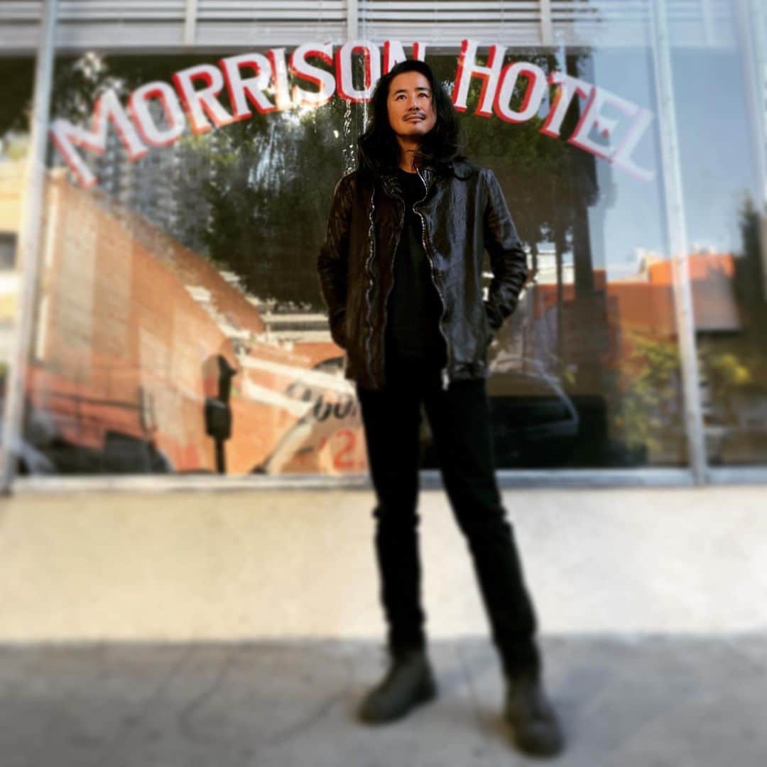 鈴木一真さんのインスタグラム写真 - (鈴木一真Instagram)「Is it back? 長年廃墟だったモリソンホテルが復活⁈  The Morrison Hotel, which has been abandoned for many years⚡︎ 若かりし頃、パリまでお墓参りに行ってしまった程ジム・モリソンに憧れていました。ドアーズはLAを拠点に活動していましたから、ジムが暮らした家や名曲が生まれた場所などが、街の文化財として親しまれています♪ #TheDoors #JimMorrison #MorrisonHotel #AltaCienegaMotel #JimMorrisonRoom #WhskeyaGoGo #MorrisonApartments #VeniceBeach #LastUShomeJimMorrison #LoveStreet #WalkOfFame」2月3日 12時28分 - _kazumasuzuki_