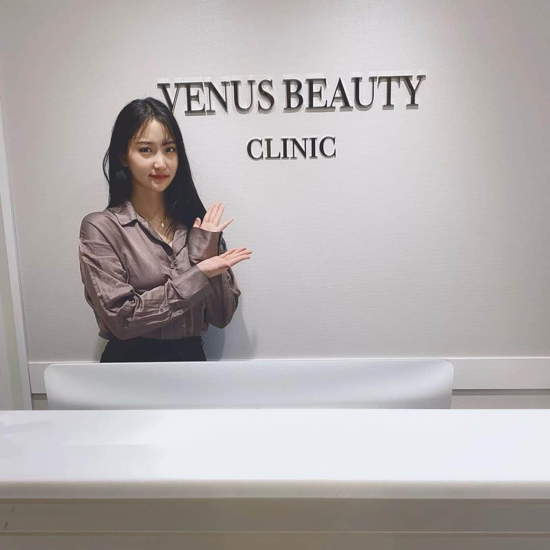 永尾まりやさんのインスタグラム写真 - (永尾まりやInstagram)「@venus_beauty_clinic  初めてのハイフをしてきたよ👸 色々種類があるみたいで私はソノクイーンをやりましたっ 施術中はぴりぴりと電流が肌に伝わる感じで、勝手にハイフってすごく痛いものだと思ってたのだけど、全然耐えられる範囲で安心して受けられました！ 施術直後からリフトアップが自分でもわかるのだけど、1ヶ月後は更にリフトアップ効果がみられるんだって たのしみ☺️ . . #venusbeautyclinic #新宿 #ソノクイーン　#hife」2月3日 12時29分 - mariyagi_san