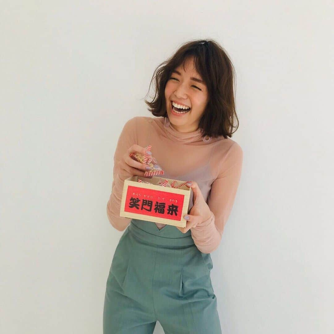 アール編集部さんのインスタグラム写真 - (アール編集部Instagram)「本日は節分👹！ ということで、撮影現場にお豆を持ってきてくれたハッピーなしーちゃんをお届け😍❤️ . . 「笑門福来」この言葉がこーんなに似合う人、他にいるんでしょうか？🥺💞(いやいない) . . #しーちゃんのいる現場はいつも幸せ #スマイルキラー❤️ #最後のニンポーズも萌え #佐藤栞里 #ar4月号撮影中  #節分 #豆まき #モデル #可愛い女の子 #ファッション #コーデ」2月3日 12時37分 - ar_magazine