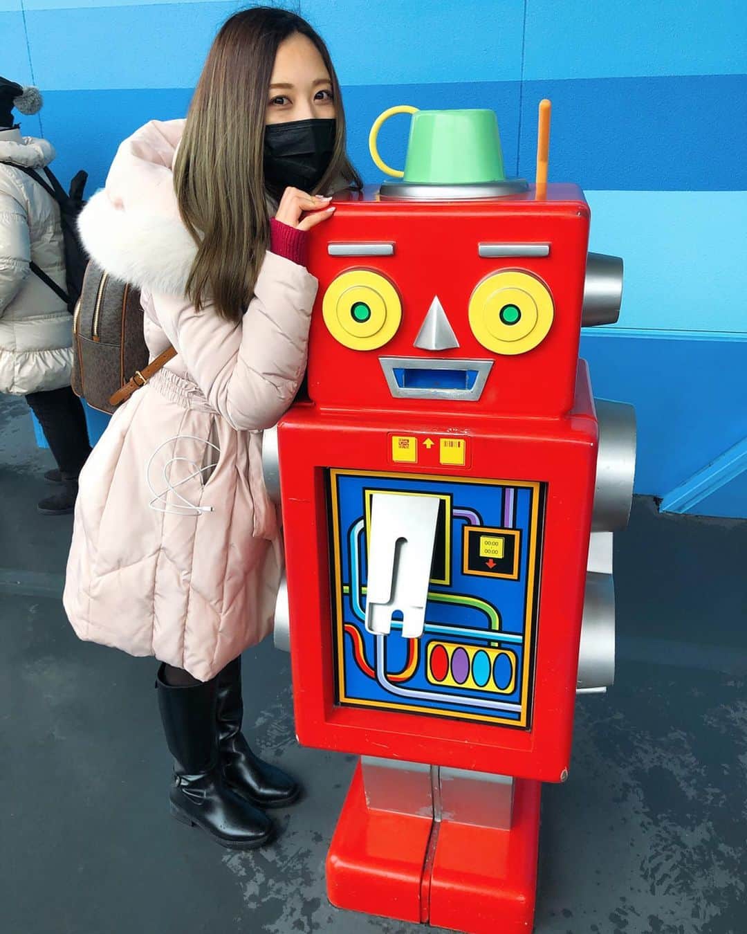 西村季里子のインスタグラム：「・ 先週は雨の日ディズニーしてきた☔️ 前の日東京は雪、当日は雨100%🌨 完全防備で臨んだランドは、 めちゃくちゃ楽しかったです🐭🏰🎈 人も少なくてガラガラで、 乗り物乗り放題で全然並ばなかった🥳 ファストパスも4回くらいとれたし、 むしろなくても全然余裕だった🤟🏻 オープンも10時〜19時だったけど、 無駄な行動は一つもなかったと思う😤✨ . スプラッシュマウンテンがずっとガラガラで なんでだろう〜〜と思ったら ただでさえ濡れるのに雨でさらに濡れるから 乗ったあとあーねってなった🧜🏻‍♀️ それさえも楽しいよ、大満足であった！ .  #disney#disneyland #land #tokyodisneyland #tokyodisneyresort  #ディズニー#ディズニーランド #ランド#東京ディズニーランド  #雨の日ディズニー#雨天決行 #乗り物乗り放題#ファストパス#の意味 #スペースマウンテン#おかわりした #前の私ならありえない#スプラッシュマウンテン #びしょ濡れ#プール後#いい思い出 #follow#followｍe」