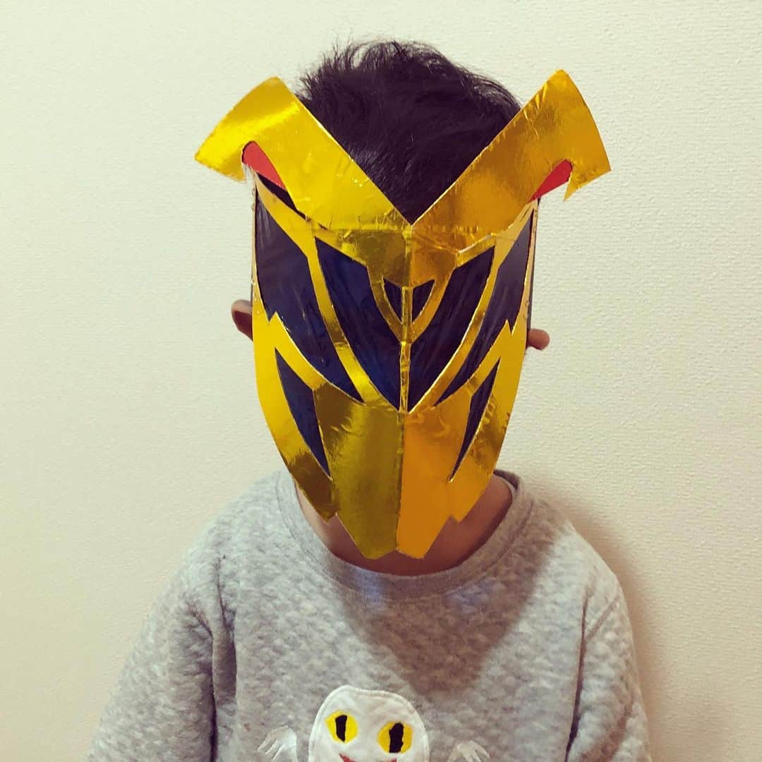 おかゆ太郎さんのインスタグラム写真 - (おかゆ太郎Instagram)「僕が作った映像に感化されて妻がマスクを作成。 本気感が出すぎててなんかやだ。  #騎士竜戦隊 #リュウソウジャー #リュウソウゴールド」2月3日 12時49分 - okayutaro