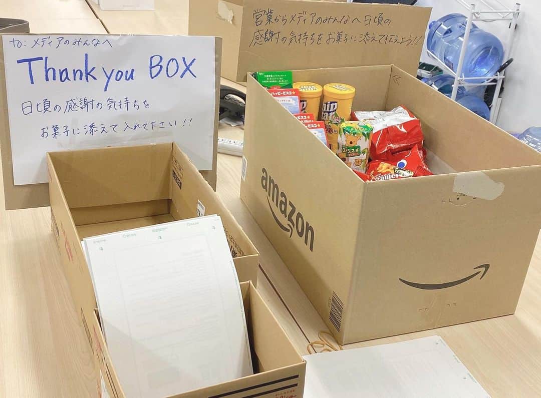 株式会社サイバー・バズのインスタグラム：「✉️ThankyouBOXを設置しました✉️﻿ ﻿ 当社は東京渋谷に2つ、宮崎に1つオフィスがあるのですが、﻿ 異なるオフィス間の交流を活発化するため、﻿ お菓子にメッセージを添えて贈る「ThankyouBOX」を設置しました😉﻿ ﻿ 現在は、渋谷にある2つのオフィスで働いている社員同士で、﻿ オフィスをまたいだ相手に、感謝のメッセージをつけたお菓子を贈りあっています🎁﻿ ﻿ 日々のちょっとしたことでも、﻿ 誰かに助けてもらったり協力してもらったら、積極的に「ありがとう」の想いを届けましょう❤️﻿ ﻿ ﻿ ﻿ #サイバーバズ #thankyou #thankyoubox #社内活性化 #ありがとう #感謝 #世界は誰かの仕事でできている  #新卒採用 #新卒 #先輩社員 #サイバーバズ #ベンチャー企業 #webマーケティング #インフルエンサー #インフルエンサーマーケティング #渋谷 #東京 #インターン #インターンシップ #新卒採用 #新卒 #就活 #就活がんばれ #就活の息抜き #就活生と繋がりたい #21卒 #21卒就活 #キャリアウーマン #shibuya #tokyo #business」