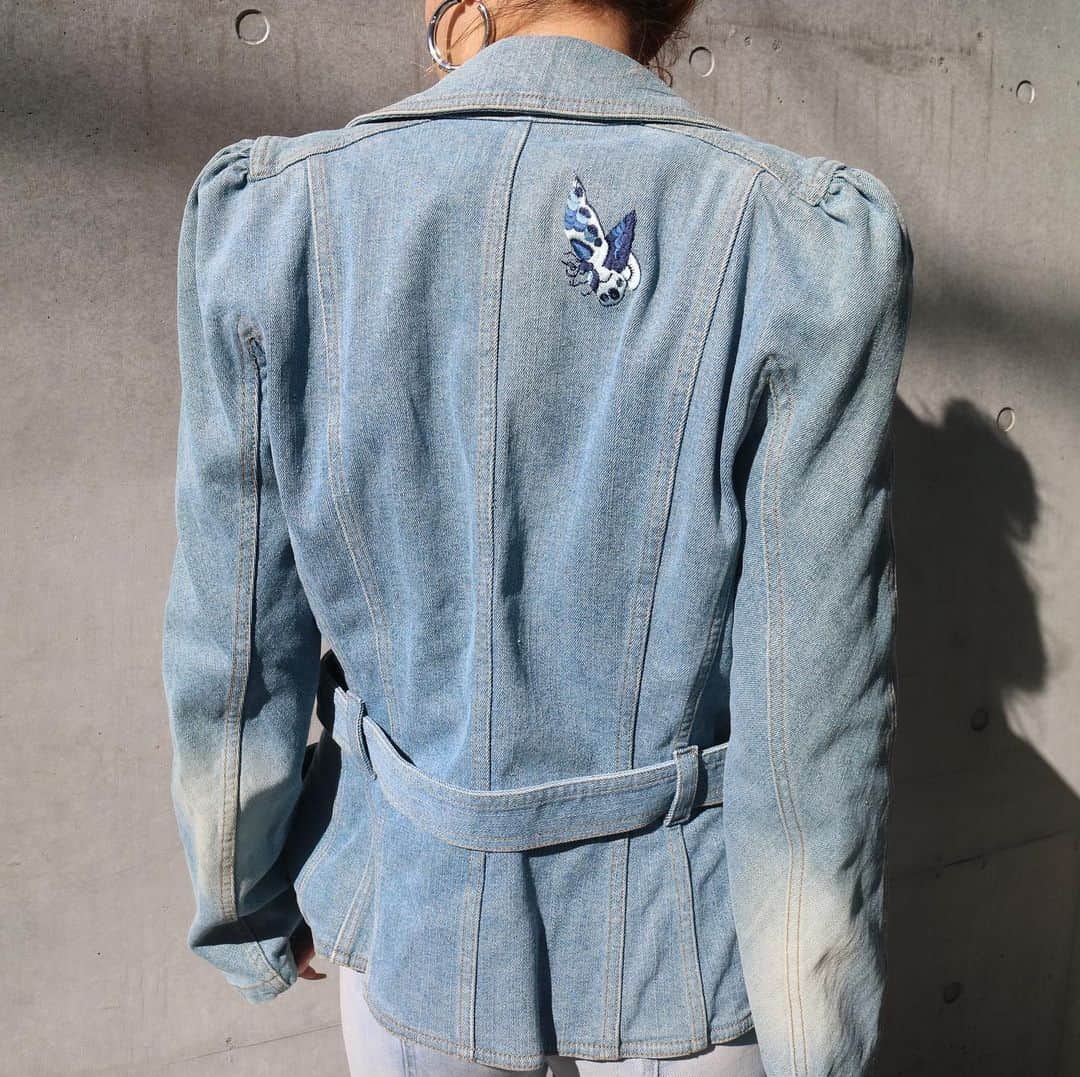 Vintage Brand Boutique AMOREさんのインスタグラム写真 - (Vintage Brand Boutique AMOREInstagram)「Christian Dior Vintage power shoulder denim jacket in size 40.  Free Shipping Worldwide✈️ DM for more information ≫ ≫ ≫✉️ #ヴィンテージ #ディオール #ヴィンテージディオール #レディディオール #ヴィンテージブランドブティック #アモーレ #アモーレトーキョー #表参道 #東京 #青山 #vintage #Dior #christiandior #vintagedior #vintagebrandboutique #AMORE #amoretokyo #omotesando #aoyama」2月3日 12時59分 - amore_tokyo