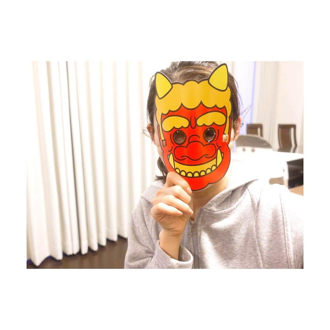 押切もえさんのインスタグラム写真 - (押切もえInstagram)「👹 節分ですね。 豆についていた鬼のお面をかぶったところ、「こぁい！こぁい！」と抱きついてきて、予想以上の怖がり方。 それにしても、説明通りにつけたお面の輪ゴム。 ほっぺに食い込みすぎですよね…？→3枚目 みなさんも良い節分の日を♪ #節分 #パパ不在のため #ママが鬼の役 #豆は投げずひたすら食べていた息子 #今夜もう一度やってみよう #鬼のお面 #耳もぎゅうぎゅうでした笑」2月3日 13時04分 - moe_oshikiri