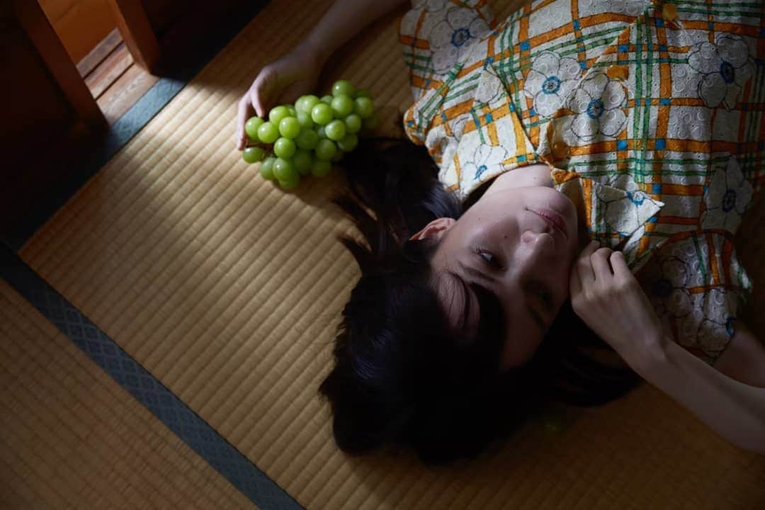 白井珠希のインスタグラム：「* * 【お知らせ】 * 仲良くさせていただいているカメラマンのまりさん(@mariii_yoshioka)の展示 「フルーツとあの子」展 に、被写体として参加しております！📷 * 期間は2020.2.1〜3.1  本八幡にある美味しいハンバーガーとクラフトビールが楽しめるお店 「SHISHI BONE 2」(@shishibone2 )にて。 * 私はマスカットとの撮影でした💚 お近くの方はお食事がてら、ぜひ足をお運びください☺️ * * #shishibone #shishibone2 #本八幡 #シシボーン2 #シシボーン #シシボーン本八幡 #ハンバーガー #クラフトビール #展示 #フルーツとあの子 #portraitphotography #portrait #me #instagramjapan #instagood  #instafollow #フルーツ #マスカット  #白井珠希」